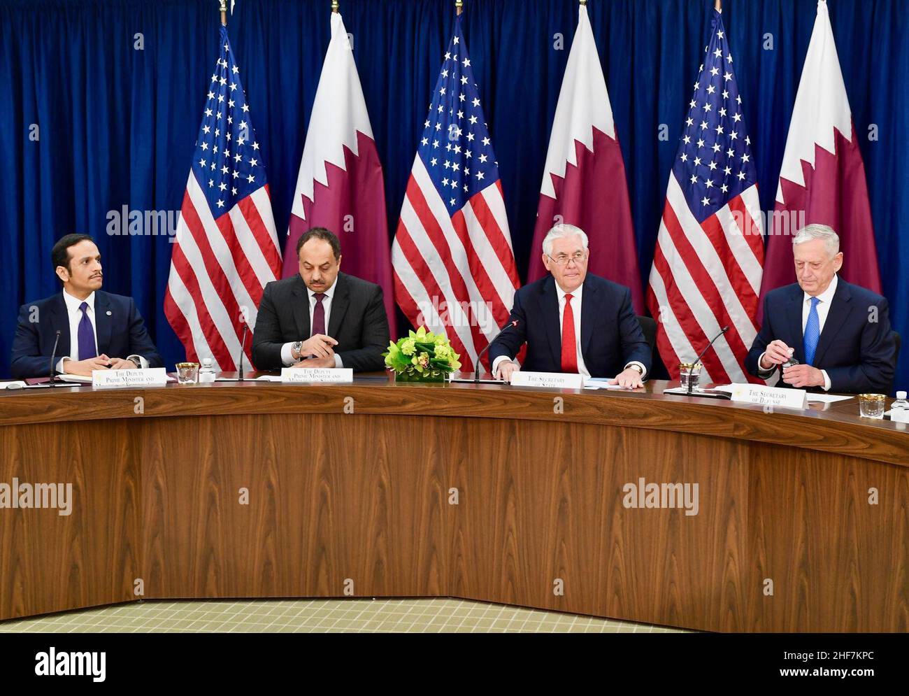 Sekretär Tillerson und Sekretär Mattis veranstalten gemeinsam die hochrangige Eröffnungssitzung des ersten strategischen Dialogs zwischen den USA und Katar - 26115026718. Stockfoto
