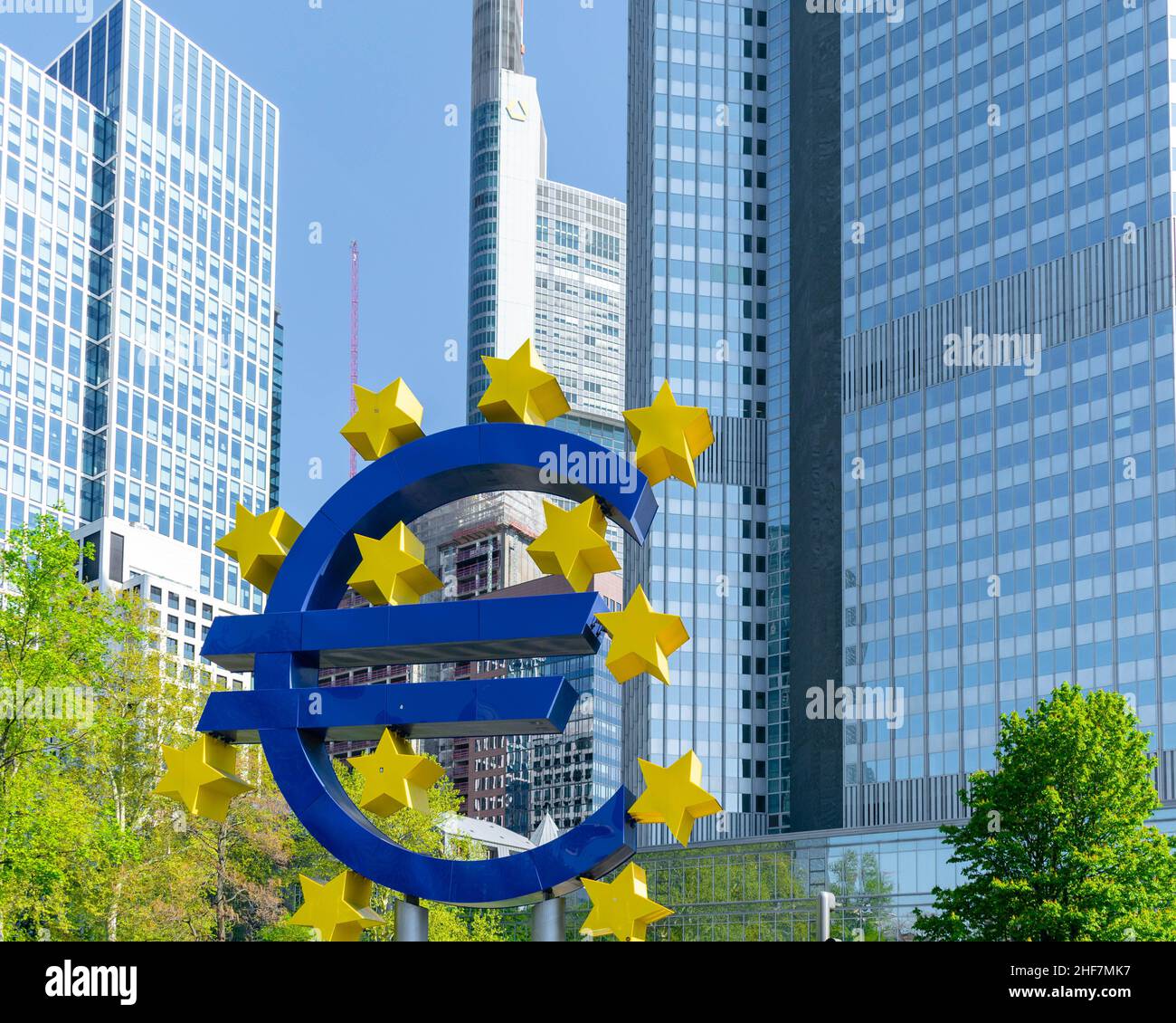Euro-Symbol / Zeichen vor dem Business Banking Mitteleuropäische Bank Wolkenkratzer in Main Hatten Frankfurt an einem Sommertag Stockfoto