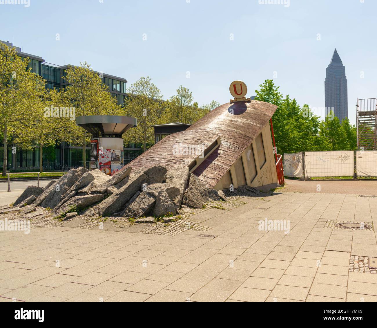 Ein- und Ausgang der U-Bahn-Station Bockenheimer in Frankfurt, dem berühmten sinkenden Zug-/Straßenbahn-/U-Bahn-Eingang Stockfoto