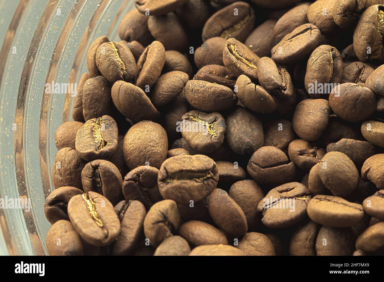 Frisch geröstete Kaffeebohnen verschüttet aus einem Glas Stockfoto