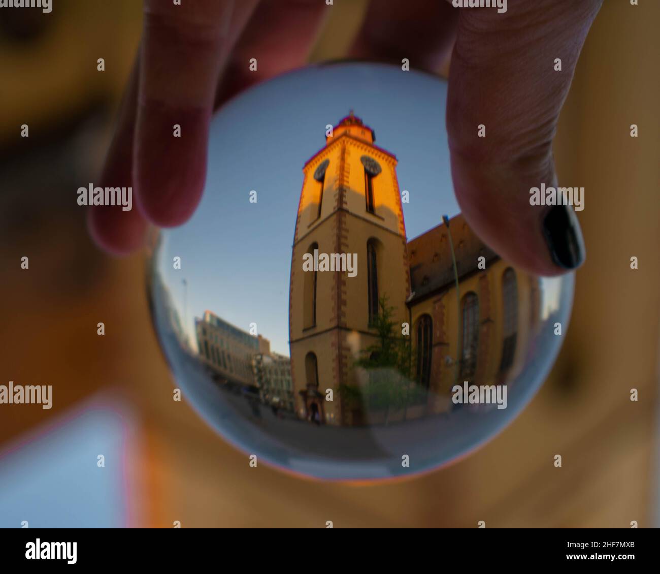 St. Pauls Cathedral Frankfurt, durch eine Glaskristall, die einen Schneekugel-Effekt erzeugt Stockfoto