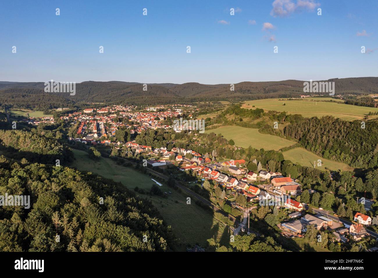 Deutschland, Thüringen, ländliche Gemeinde Geratal, Graefenroda, Dorf, Häuser, Tal, Berge, Wald Stockfoto