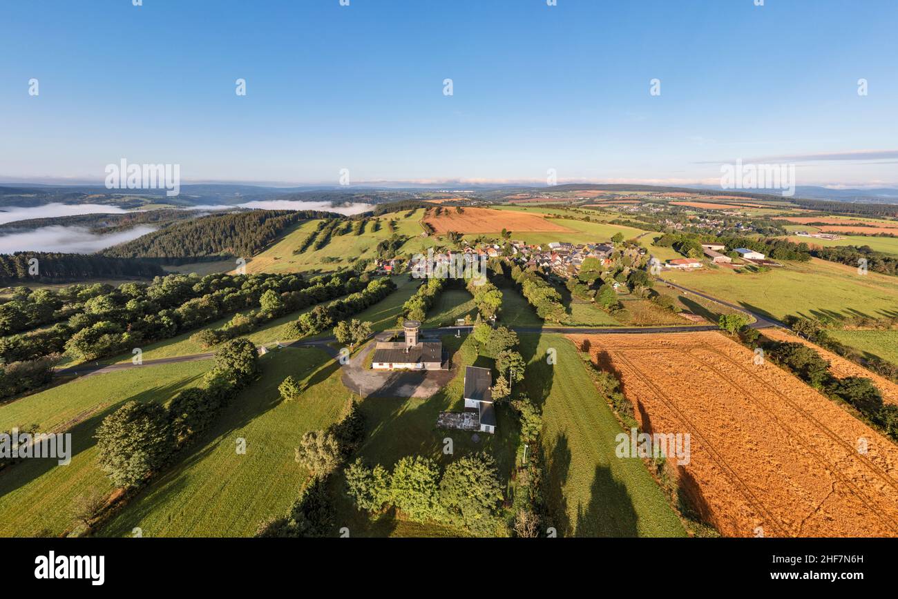 Deutschland, Thüringen, Königsee, Barigau, Aussichtsturm, Restaurant, Felder, Dorf im Hintergrund, Übersicht, Luftbild Stockfoto