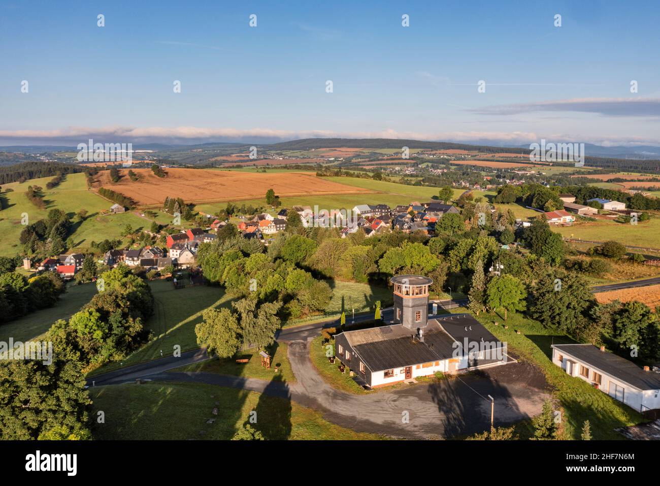 Deutschland, Thüringen, Königsee, Barigau, Aussichtsturm, Restaurant, Felder, Dorf im Hintergrund, Übersicht, Luftbild Stockfoto