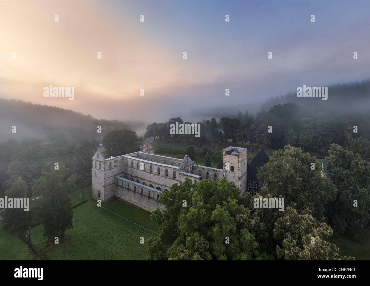Deutschland, Thüringen, Königsee, Paulinzella, Klosterruine, Wald, Übersicht, Nebel, Berge, Morgendämmerung Stockfoto