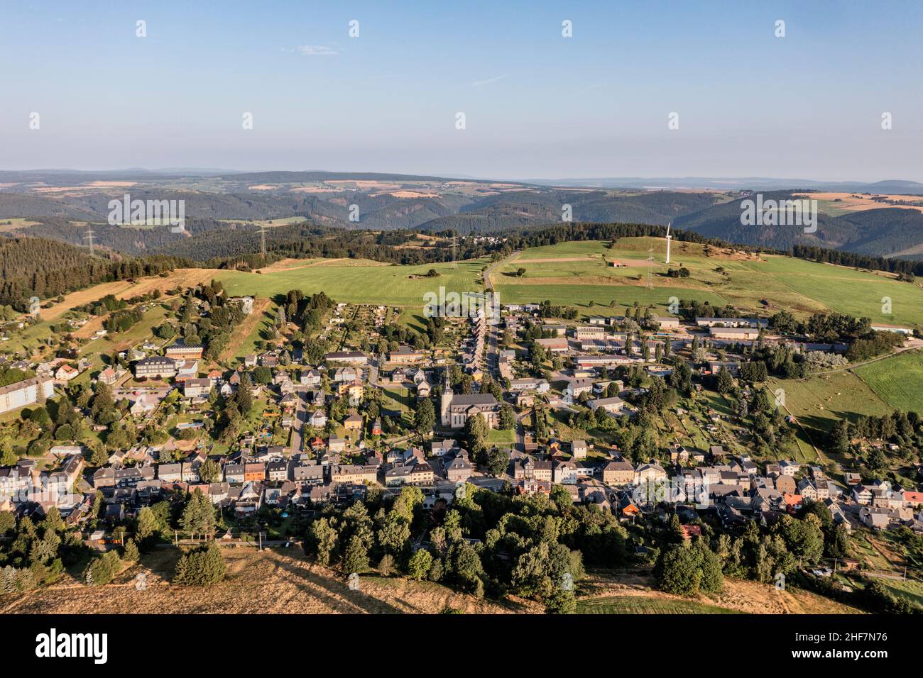 Deutschland, Thüringen, Stadt Schwarzatal, Oberweißbach, Kleinstadt, Dorf, Übersicht, Luftaufnahme Stockfoto