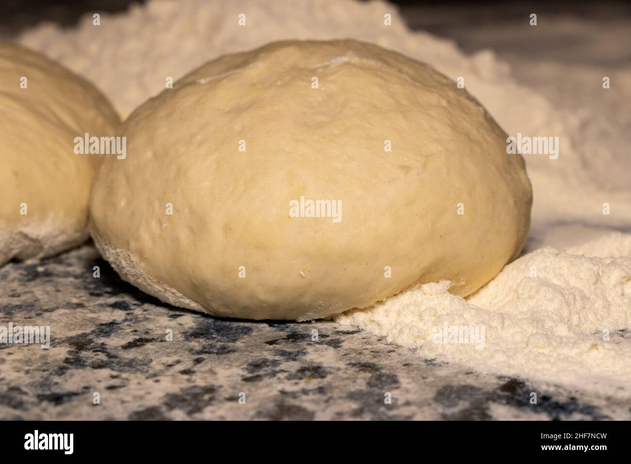 Roher Teig mit Mehl auf einem Schneidebrett. Food Fotografie Rezept Idee. Stockfoto
