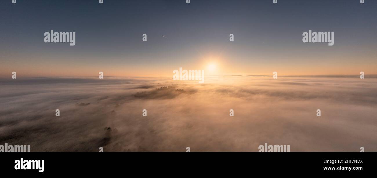 Deutschland, Thüringen, Großbreitenbach, Wildenspring, Bodennebel, Waldstücke ragen durch den Nebel, Sonnenaufgang, Rücklicht, Panoramafoto Stockfoto