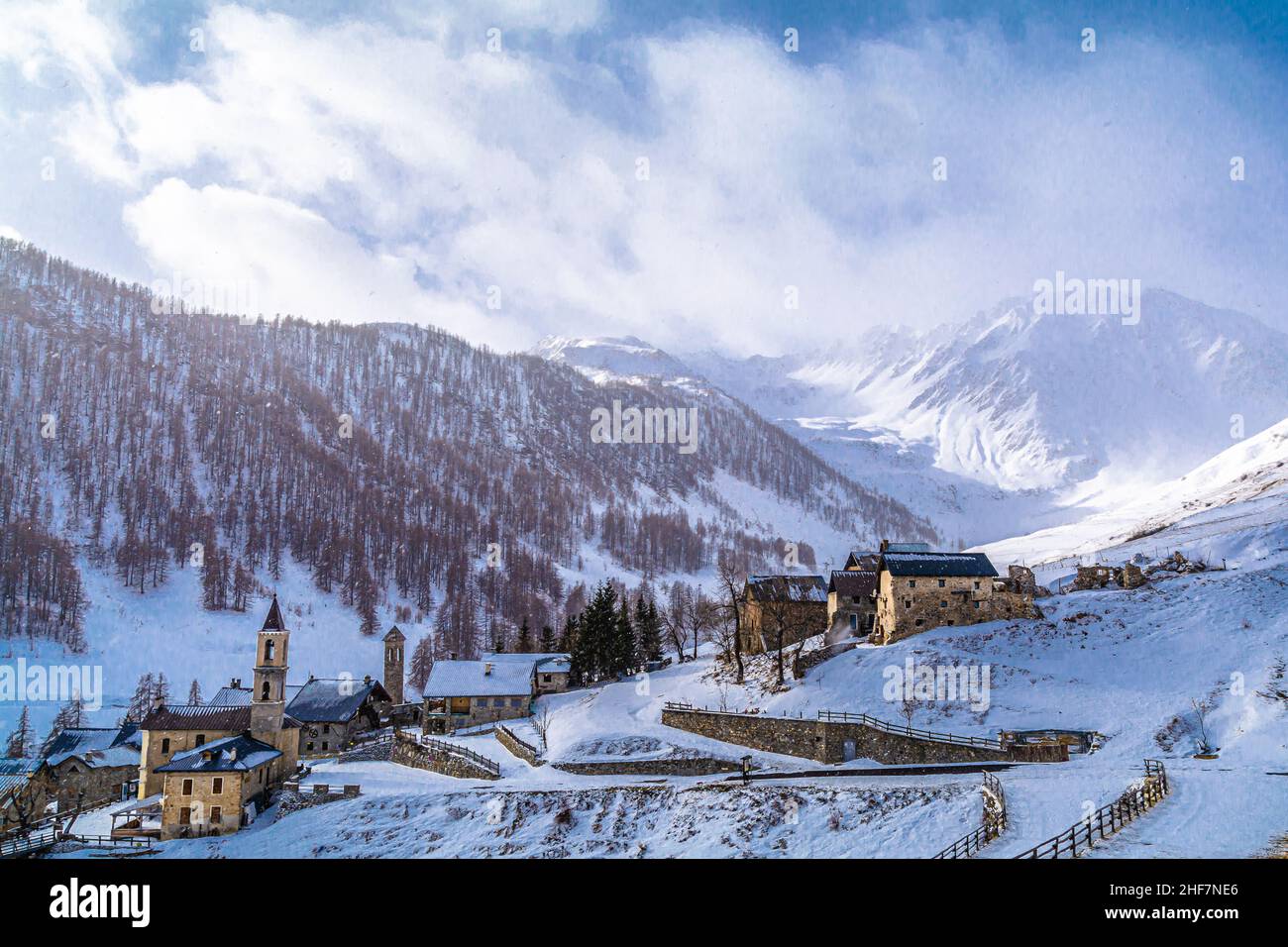 Das kleine Dorf Ferrere, nur zu Fuß erreichbar während der Wintersaison. Valle Stura - Provinz Cuneo – Piemont Stockfoto