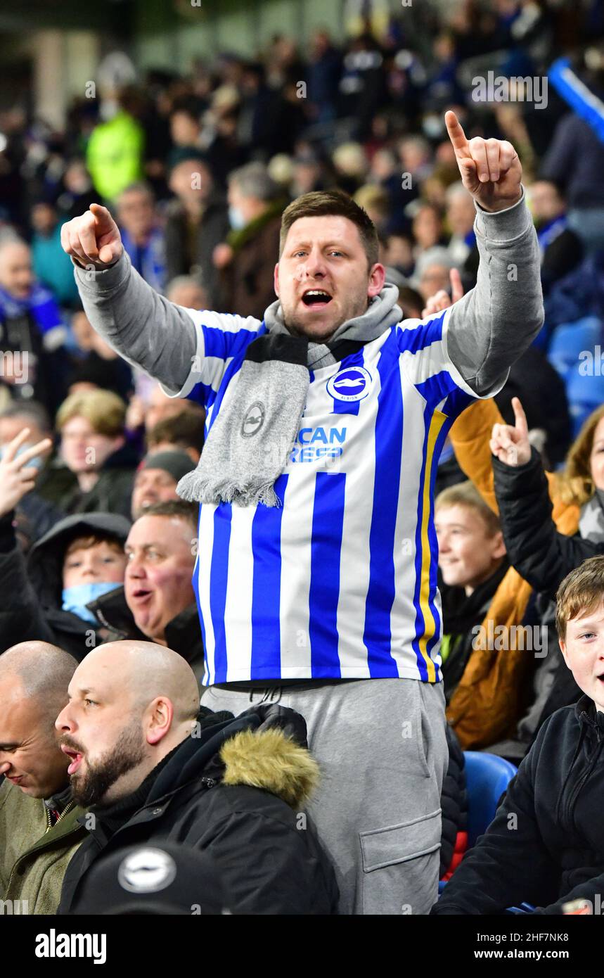 Brighton, Großbritannien. 14th Januar 2022. Ein Brighton-Fan, der den Crystal Palace-Fans vor dem Premier League-Spiel zwischen Brighton & Hove Albion und Crystal Palace am 14th 2022. Januar im Amex in Brighton, England, eine Geste vorstellt. (Foto von Jeff Mood/phcimages.com) Quelle: PHC Images/Alamy Live News Stockfoto