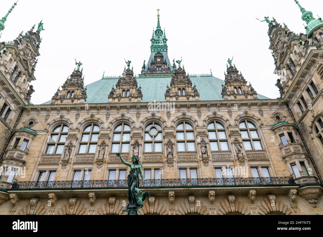 Die Statue von Hygienia, der Göttin der Gesundheit und Hygiene im Innenhof des Hamburger Rathauses, Deutschland. Schöne Architektur Skulptur backgr Stockfoto