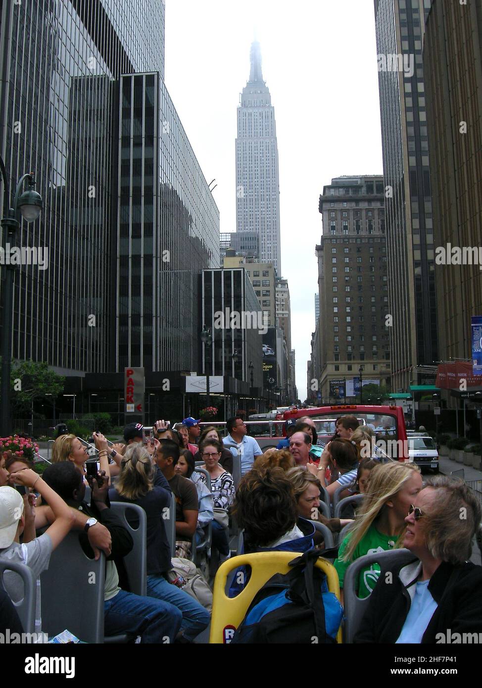 Die US-Präsidentschaftswahlen 2004 in New York fanden am 2. November 2004 statt und waren Teil der US-Präsidentschaftswahlen 2004. Die Wähler wählten 31 Vertreter oder Wähler des Wahlkollegs, die für den Präsidenten und den Vizepräsidenten stimmten. New York City besteht aus 5 Bezirken, in denen der Hudson River auf den Atlantischen Ozean trifft. Im Zentrum steht Manhattan, ein dicht besiedelter Stadtteil, der zu den wichtigsten Handels-, Finanz- und Kulturzentren der Welt zählt. Zu den berühmten Sehenswürdigkeiten gehören Wolkenkratzer wie das Empire State Building und der weitläufige Central Park. Stockfoto