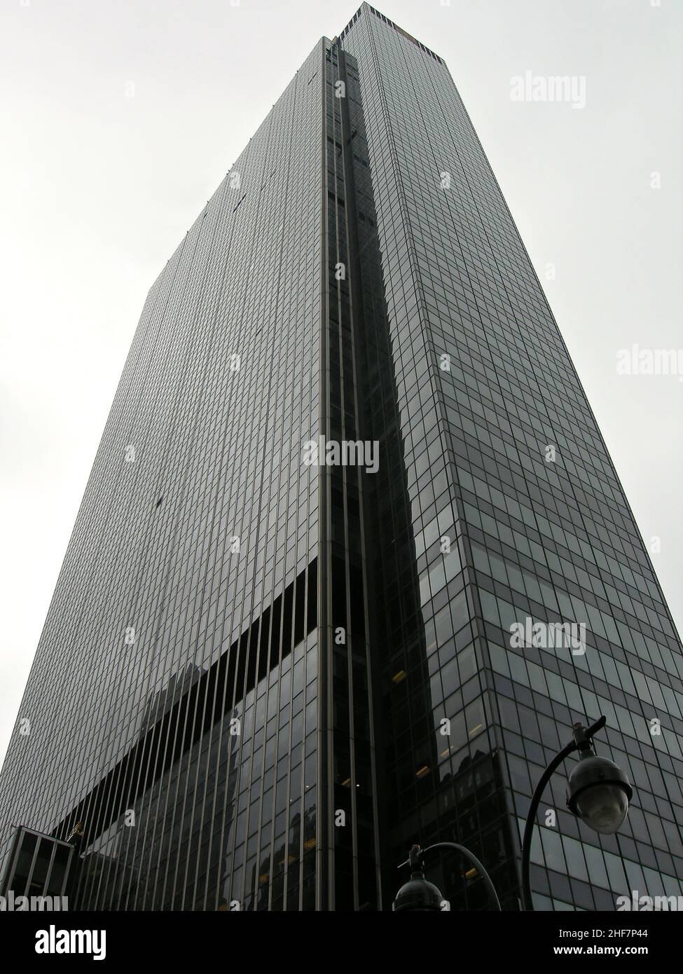 Die US-Präsidentschaftswahlen 2004 in New York fanden am 2. November 2004 statt und waren Teil der US-Präsidentschaftswahlen 2004. Die Wähler wählten 31 Vertreter oder Wähler des Wahlkollegs, die für den Präsidenten und den Vizepräsidenten stimmten. New York City besteht aus 5 Bezirken, in denen der Hudson River auf den Atlantischen Ozean trifft. Im Zentrum steht Manhattan, ein dicht besiedelter Stadtteil, der zu den wichtigsten Handels-, Finanz- und Kulturzentren der Welt zählt. Zu den berühmten Sehenswürdigkeiten gehören Wolkenkratzer wie das Empire State Building und der weitläufige Central Park. Stockfoto