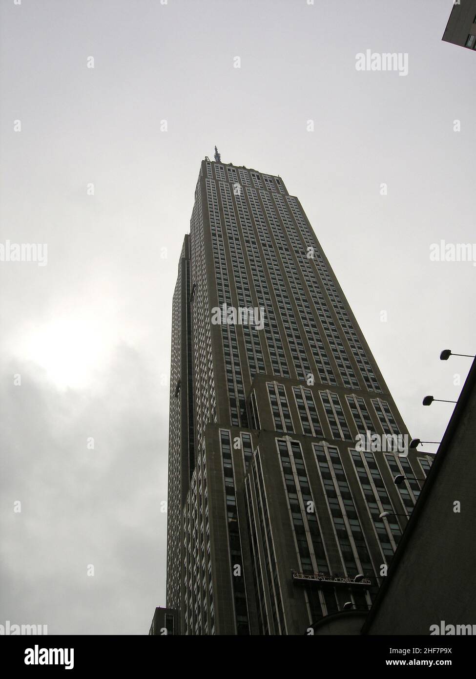 Die US-Präsidentschaftswahlen 2004 in New York fanden am 2. November 2004 statt und waren Teil der US-Präsidentschaftswahlen 2004. Die Wähler wählten 31 Vertreter oder Wähler des Wahlkollegs, die für den Präsidenten und den Vizepräsidenten stimmten. New York City besteht aus 5 Bezirken, in denen der Hudson River auf den Atlantischen Ozean trifft. Im Zentrum steht Manhattan, ein dicht besiedelter Stadtteil, der zu den wichtigsten Handels-, Finanz- und Kulturzentren der Welt zählt. Zu den berühmten Sehenswürdigkeiten gehören Wolkenkratzer wie das Empire State Building und der weitläufige Central Park. Stockfoto