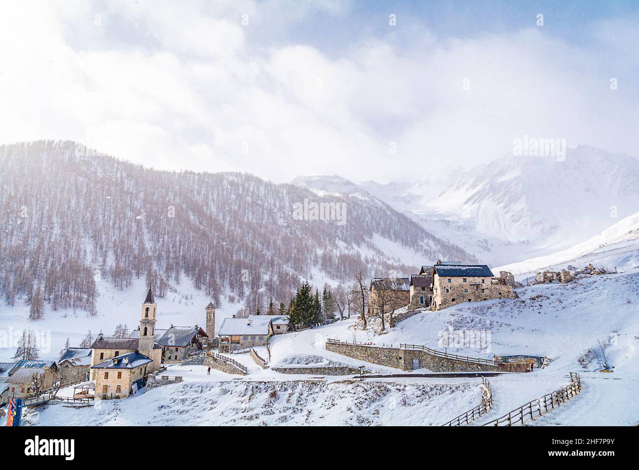 Das kleine Dorf Ferrere, nur zu Fuß erreichbar während der Wintersaison. Valle Stura - Provinz Cuneo – Piemont Stockfoto