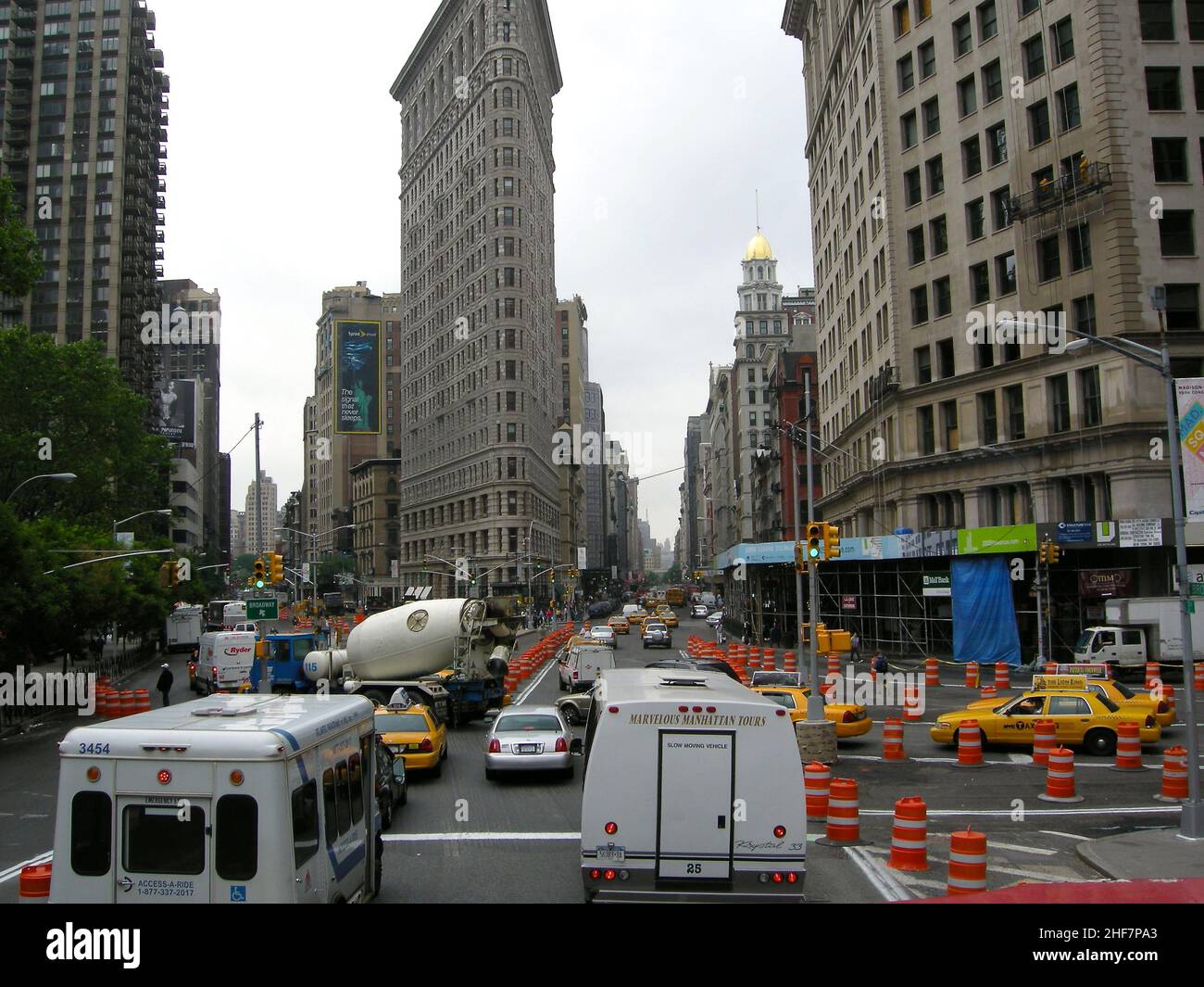 Die US-Präsidentschaftswahlen 2004 in New York fanden am 2. November 2004 statt und waren Teil der US-Präsidentschaftswahlen 2004. Die Wähler wählten 31 Vertreter oder Wähler des Wahlkollegs, die für den Präsidenten und den Vizepräsidenten stimmten. New York City besteht aus 5 Bezirken, in denen der Hudson River auf den Atlantischen Ozean trifft. Im Zentrum steht Manhattan, ein dicht besiedelter Stadtteil, der zu den wichtigsten Handels-, Finanz- und Kulturzentren der Welt zählt. Zu den berühmten Sehenswürdigkeiten gehören Wolkenkratzer wie das Empire State Building und der weitläufige Central Park. Stockfoto