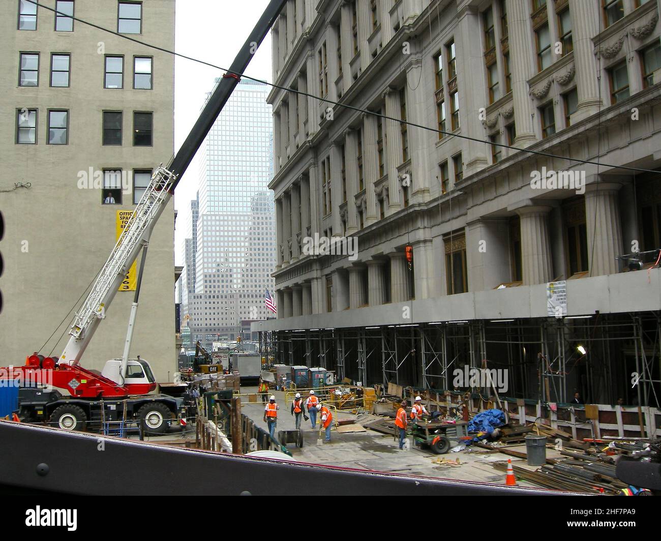 Die US-Präsidentschaftswahlen 2004 in New York fanden am 2. November 2004 statt und waren Teil der US-Präsidentschaftswahlen 2004. Die Wähler wählten 31 Vertreter oder Wähler des Wahlkollegs, die für den Präsidenten und den Vizepräsidenten stimmten. New York City besteht aus 5 Bezirken, in denen der Hudson River auf den Atlantischen Ozean trifft. Im Zentrum steht Manhattan, ein dicht besiedelter Stadtteil, der zu den wichtigsten Handels-, Finanz- und Kulturzentren der Welt zählt. Zu den berühmten Sehenswürdigkeiten gehören Wolkenkratzer wie das Empire State Building und der weitläufige Central Park. Stockfoto