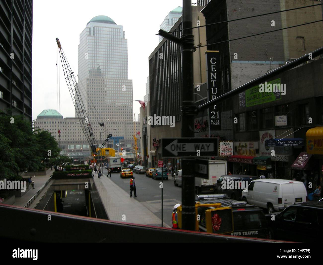 Die US-Präsidentschaftswahlen 2004 in New York fanden am 2. November 2004 statt und waren Teil der US-Präsidentschaftswahlen 2004. Die Wähler wählten 31 Vertreter oder Wähler des Wahlkollegs, die für den Präsidenten und den Vizepräsidenten stimmten. New York City besteht aus 5 Bezirken, in denen der Hudson River auf den Atlantischen Ozean trifft. Im Zentrum steht Manhattan, ein dicht besiedelter Stadtteil, der zu den wichtigsten Handels-, Finanz- und Kulturzentren der Welt zählt. Zu den berühmten Sehenswürdigkeiten gehören Wolkenkratzer wie das Empire State Building und der weitläufige Central Park. Stockfoto