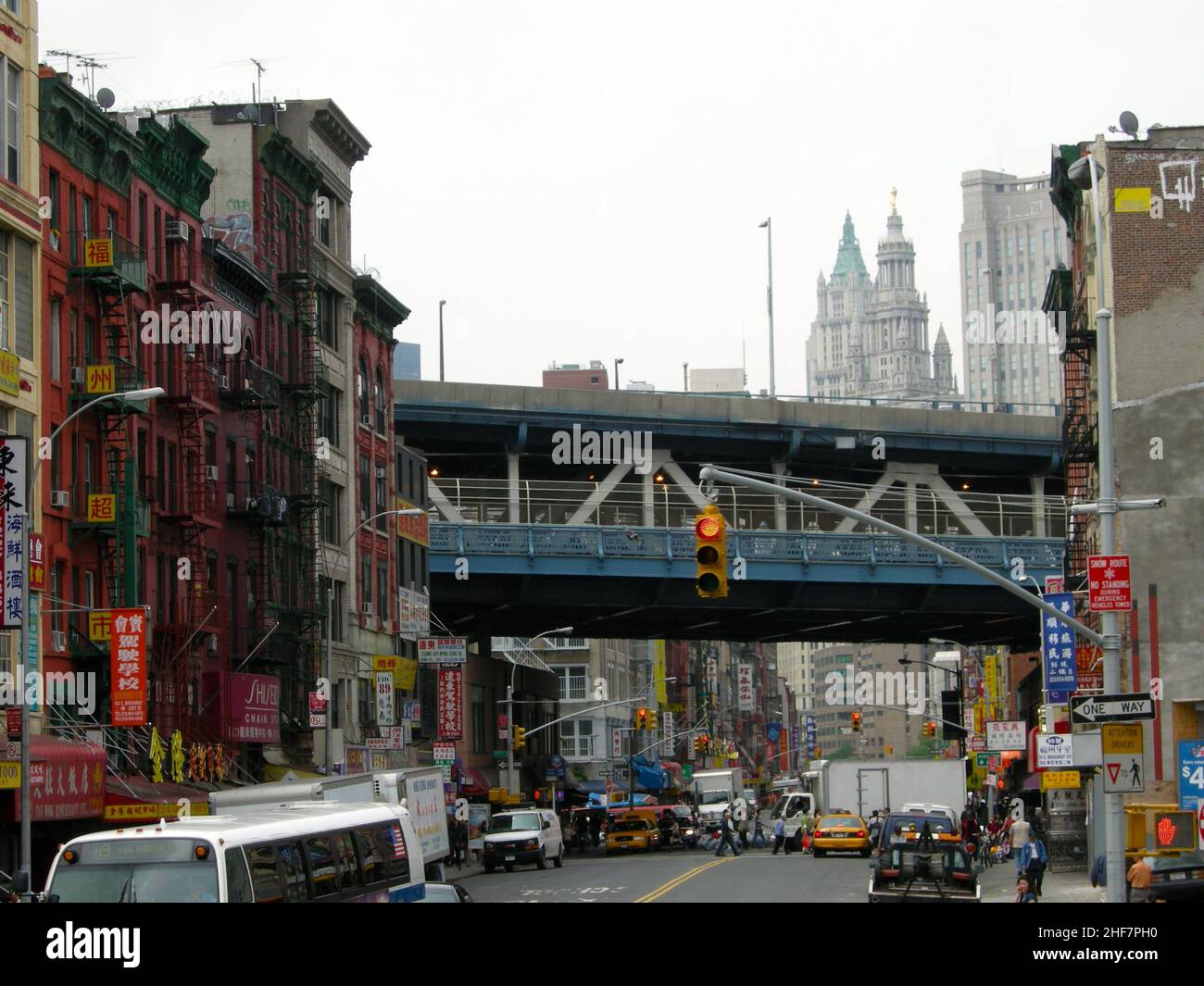 Die US-Präsidentschaftswahlen 2004 in New York fanden am 2. November 2004 statt und waren Teil der US-Präsidentschaftswahlen 2004. Die Wähler wählten 31 Vertreter oder Wähler des Wahlkollegs, die für den Präsidenten und den Vizepräsidenten stimmten. New York City besteht aus 5 Bezirken, in denen der Hudson River auf den Atlantischen Ozean trifft. Im Zentrum steht Manhattan, ein dicht besiedelter Stadtteil, der zu den wichtigsten Handels-, Finanz- und Kulturzentren der Welt zählt. Zu den berühmten Sehenswürdigkeiten gehören Wolkenkratzer wie das Empire State Building und der weitläufige Central Park. Stockfoto