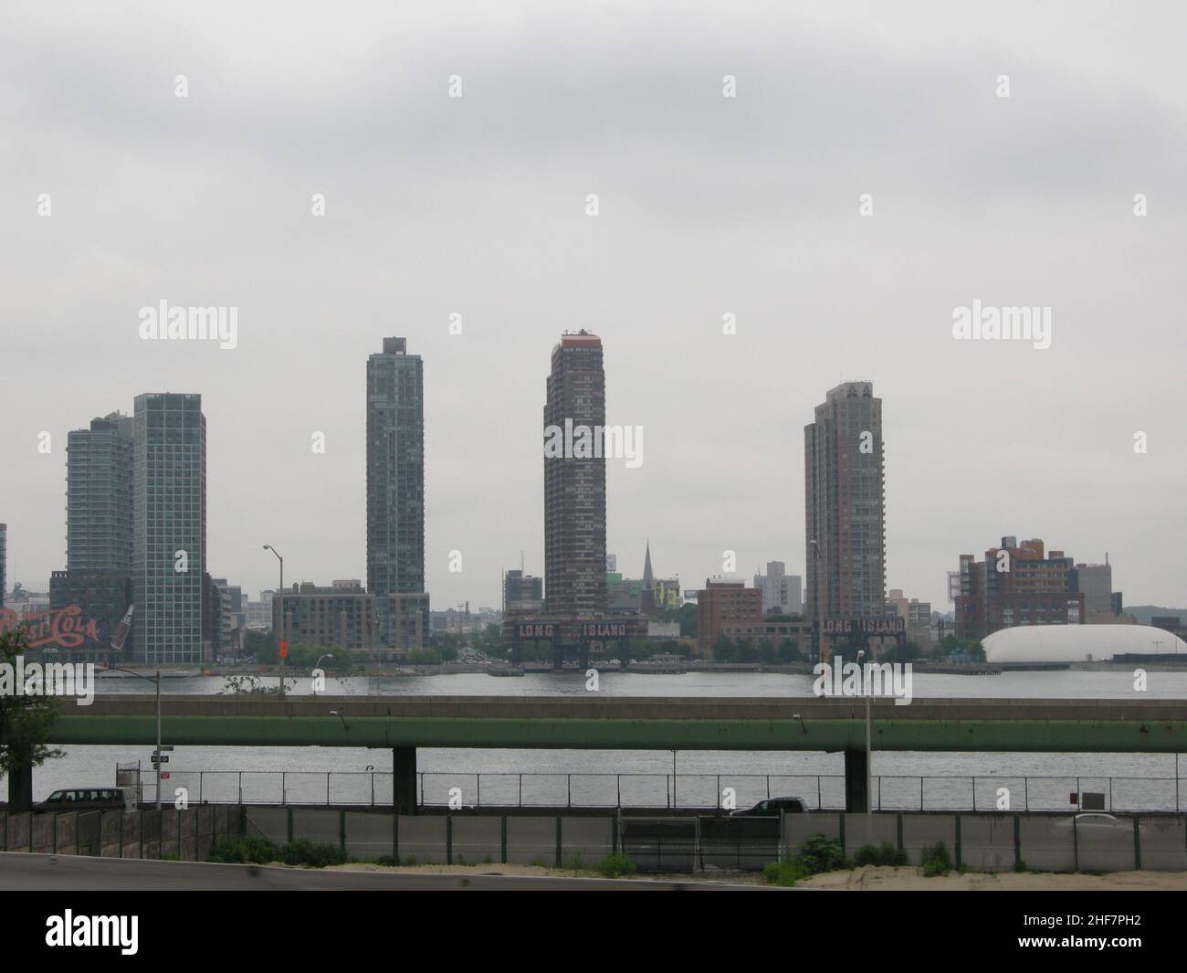 Die US-Präsidentschaftswahlen 2004 in New York fanden am 2. November 2004 statt und waren Teil der US-Präsidentschaftswahlen 2004. Die Wähler wählten 31 Vertreter oder Wähler des Wahlkollegs, die für den Präsidenten und den Vizepräsidenten stimmten. New York City besteht aus 5 Bezirken, in denen der Hudson River auf den Atlantischen Ozean trifft. Im Zentrum steht Manhattan, ein dicht besiedelter Stadtteil, der zu den wichtigsten Handels-, Finanz- und Kulturzentren der Welt zählt. Zu den berühmten Sehenswürdigkeiten gehören Wolkenkratzer wie das Empire State Building und der weitläufige Central Park. Stockfoto