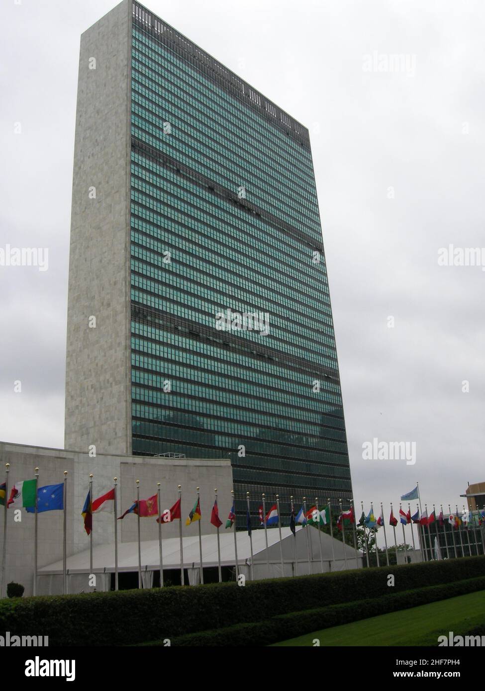 Die US-Präsidentschaftswahlen 2004 in New York fanden am 2. November 2004 statt und waren Teil der US-Präsidentschaftswahlen 2004. Die Wähler wählten 31 Vertreter oder Wähler des Wahlkollegs, die für den Präsidenten und den Vizepräsidenten stimmten. New York City besteht aus 5 Bezirken, in denen der Hudson River auf den Atlantischen Ozean trifft. Im Zentrum steht Manhattan, ein dicht besiedelter Stadtteil, der zu den wichtigsten Handels-, Finanz- und Kulturzentren der Welt zählt. Zu den berühmten Sehenswürdigkeiten gehören Wolkenkratzer wie das Empire State Building und der weitläufige Central Park. Stockfoto