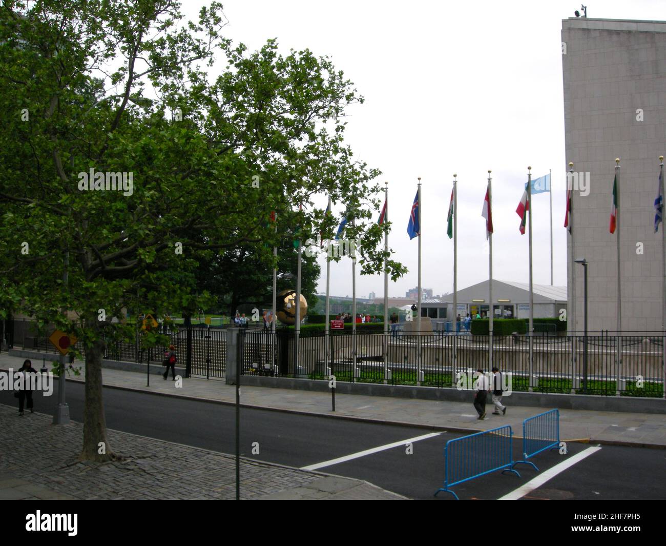 Die US-Präsidentschaftswahlen 2004 in New York fanden am 2. November 2004 statt und waren Teil der US-Präsidentschaftswahlen 2004. Die Wähler wählten 31 Vertreter oder Wähler des Wahlkollegs, die für den Präsidenten und den Vizepräsidenten stimmten. New York City besteht aus 5 Bezirken, in denen der Hudson River auf den Atlantischen Ozean trifft. Im Zentrum steht Manhattan, ein dicht besiedelter Stadtteil, der zu den wichtigsten Handels-, Finanz- und Kulturzentren der Welt zählt. Zu den berühmten Sehenswürdigkeiten gehören Wolkenkratzer wie das Empire State Building und der weitläufige Central Park. Stockfoto