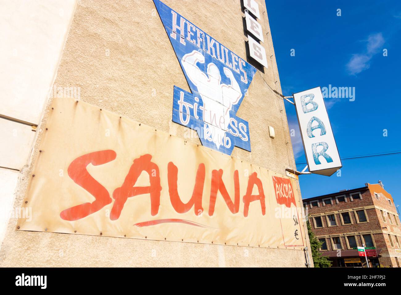 Nove Mesto nad Vahom (Neustadt an der Waag), heruntergekommener Wohnblock aus sozialistischer Zeit mit Schildern für Sauna, Bar und Fitnessclub in der Slowakei Stockfoto