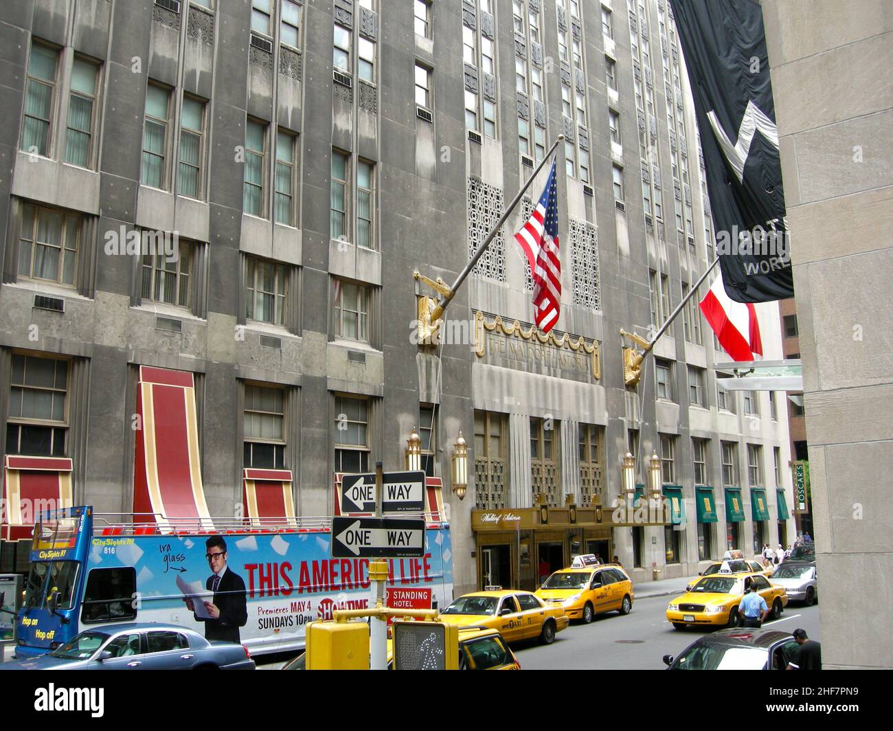 Die US-Präsidentschaftswahlen 2004 in New York fanden am 2. November 2004 statt und waren Teil der US-Präsidentschaftswahlen 2004. Die Wähler wählten 31 Vertreter oder Wähler des Wahlkollegs, die für den Präsidenten und den Vizepräsidenten stimmten. New York City besteht aus 5 Bezirken, in denen der Hudson River auf den Atlantischen Ozean trifft. Im Zentrum steht Manhattan, ein dicht besiedelter Stadtteil, der zu den wichtigsten Handels-, Finanz- und Kulturzentren der Welt zählt. Zu den berühmten Sehenswürdigkeiten gehören Wolkenkratzer wie das Empire State Building und der weitläufige Central Park. Stockfoto