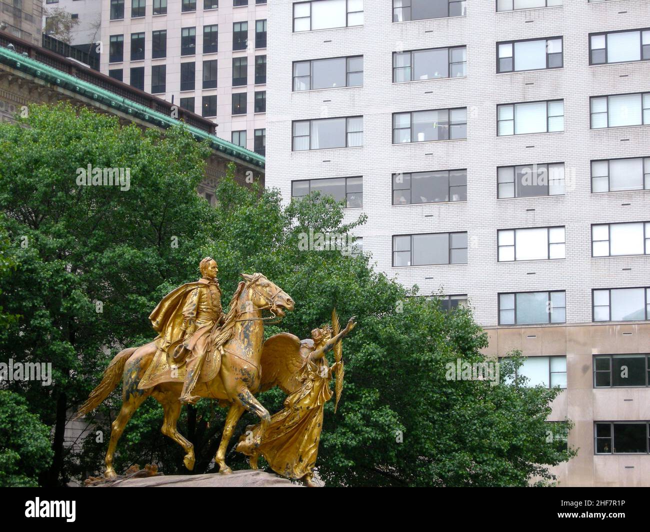 Die US-Präsidentschaftswahlen 2004 in New York fanden am 2. November 2004 statt und waren Teil der US-Präsidentschaftswahlen 2004. Die Wähler wählten 31 Vertreter oder Wähler des Wahlkollegs, die für den Präsidenten und den Vizepräsidenten stimmten. New York City besteht aus 5 Bezirken, in denen der Hudson River auf den Atlantischen Ozean trifft. Im Zentrum steht Manhattan, ein dicht besiedelter Stadtteil, der zu den wichtigsten Handels-, Finanz- und Kulturzentren der Welt zählt. Zu den berühmten Sehenswürdigkeiten gehören Wolkenkratzer wie das Empire State Building und der weitläufige Central Park. Stockfoto