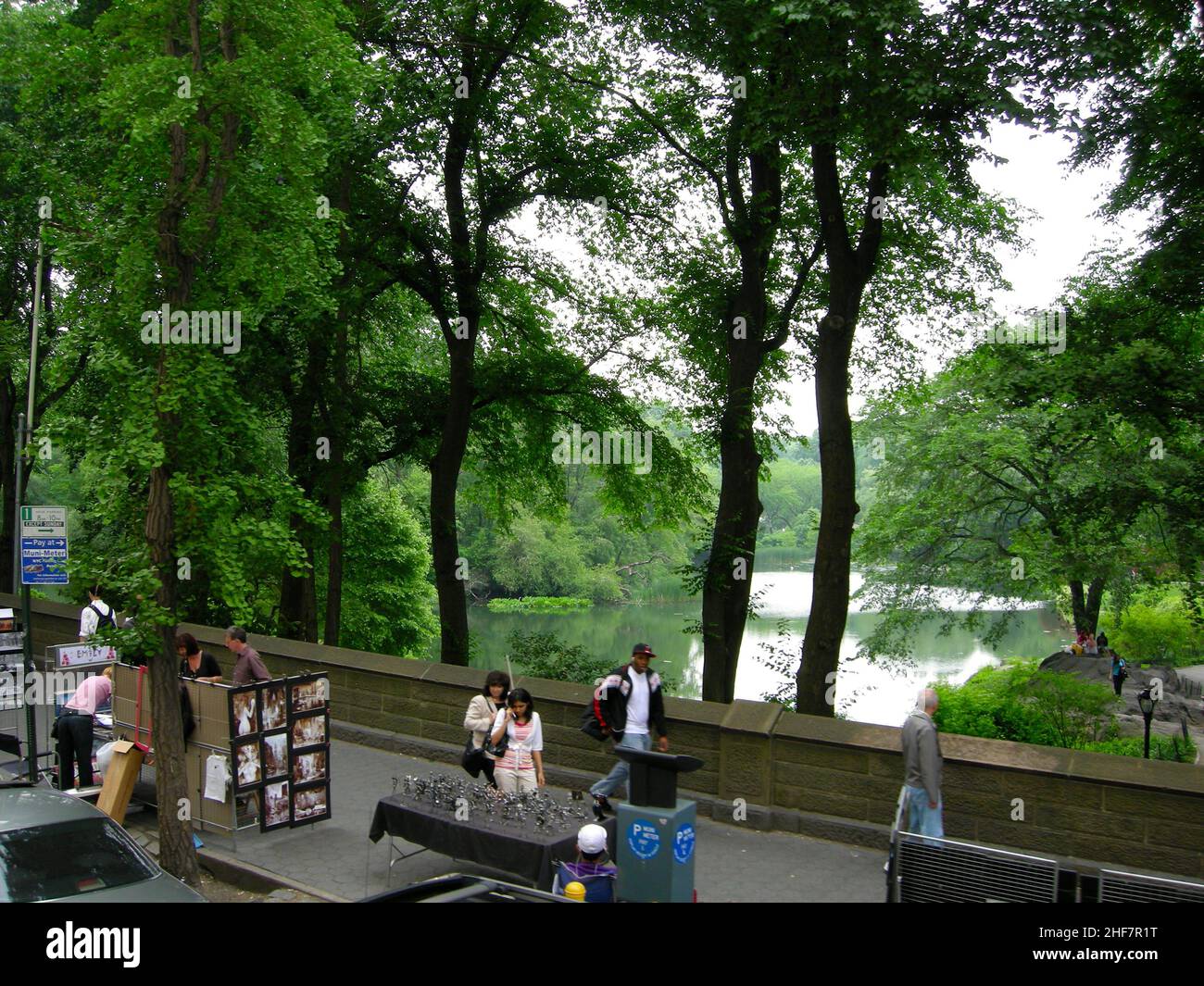 Die US-Präsidentschaftswahlen 2004 in New York fanden am 2. November 2004 statt und waren Teil der US-Präsidentschaftswahlen 2004. Die Wähler wählten 31 Vertreter oder Wähler des Wahlkollegs, die für den Präsidenten und den Vizepräsidenten stimmten. New York City besteht aus 5 Bezirken, in denen der Hudson River auf den Atlantischen Ozean trifft. Im Zentrum steht Manhattan, ein dicht besiedelter Stadtteil, der zu den wichtigsten Handels-, Finanz- und Kulturzentren der Welt zählt. Zu den berühmten Sehenswürdigkeiten gehören Wolkenkratzer wie das Empire State Building und der weitläufige Central Park. Stockfoto