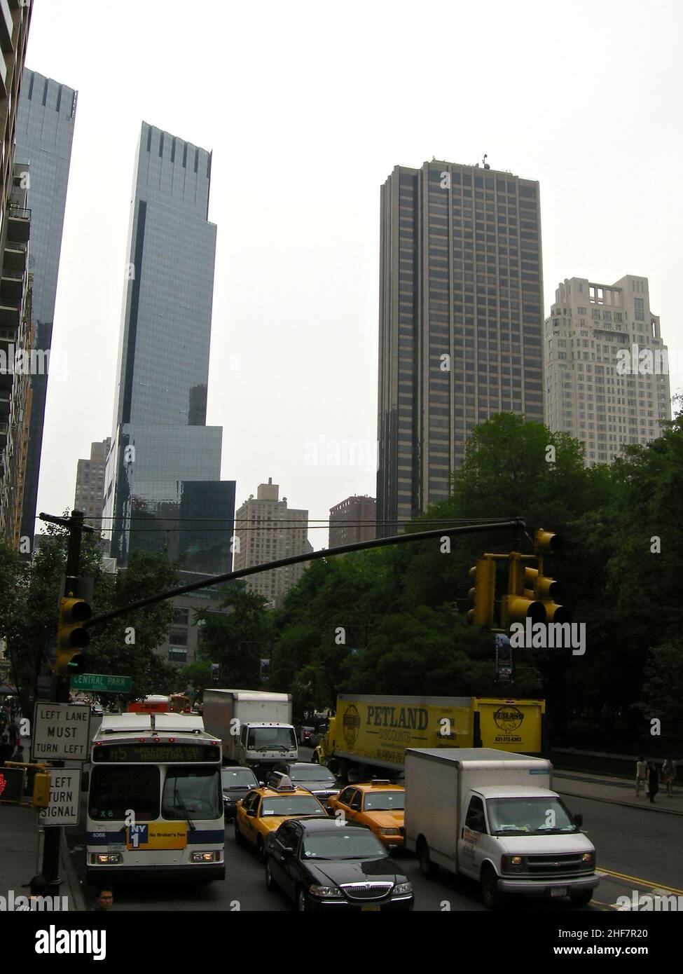 Die US-Präsidentschaftswahlen 2004 in New York fanden am 2. November 2004 statt und waren Teil der US-Präsidentschaftswahlen 2004. Die Wähler wählten 31 Vertreter oder Wähler des Wahlkollegs, die für den Präsidenten und den Vizepräsidenten stimmten. New York City besteht aus 5 Bezirken, in denen der Hudson River auf den Atlantischen Ozean trifft. Im Zentrum steht Manhattan, ein dicht besiedelter Stadtteil, der zu den wichtigsten Handels-, Finanz- und Kulturzentren der Welt zählt. Zu den berühmten Sehenswürdigkeiten gehören Wolkenkratzer wie das Empire State Building und der weitläufige Central Park. Stockfoto