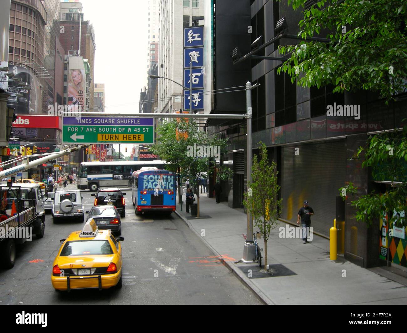 Die US-Präsidentschaftswahlen 2004 in New York fanden am 2. November 2004 statt und waren Teil der US-Präsidentschaftswahlen 2004. Die Wähler wählten 31 Vertreter oder Wähler des Wahlkollegs, die für den Präsidenten und den Vizepräsidenten stimmten. New York City besteht aus 5 Bezirken, in denen der Hudson River auf den Atlantischen Ozean trifft. Im Zentrum steht Manhattan, ein dicht besiedelter Stadtteil, der zu den wichtigsten Handels-, Finanz- und Kulturzentren der Welt zählt. Zu den berühmten Sehenswürdigkeiten gehören Wolkenkratzer wie das Empire State Building und der weitläufige Central Park. Stockfoto