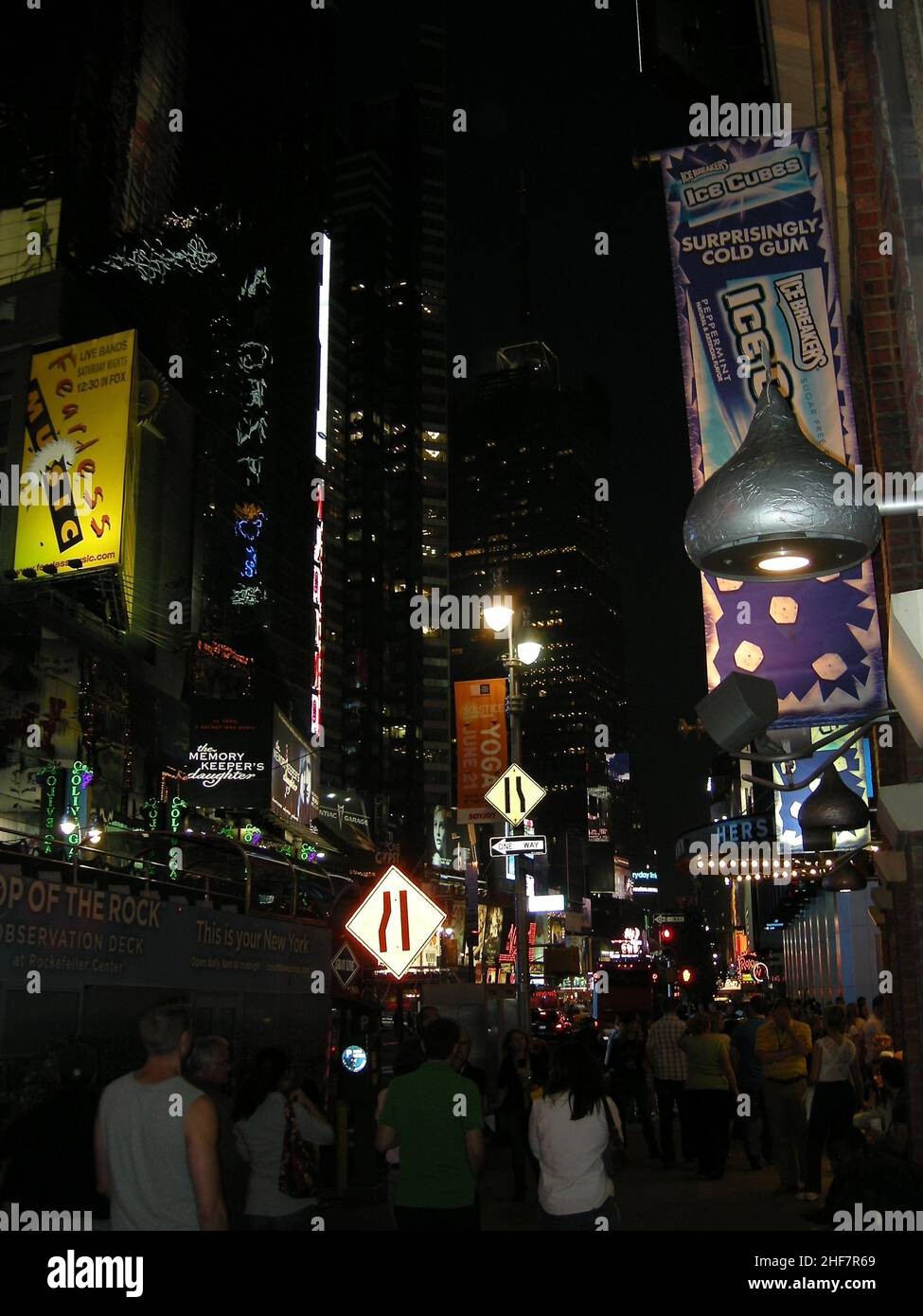 Die US-Präsidentschaftswahlen 2004 in New York fanden am 2. November 2004 statt und waren Teil der US-Präsidentschaftswahlen 2004. Die Wähler wählten 31 Vertreter oder Wähler des Wahlkollegs, die für den Präsidenten und den Vizepräsidenten stimmten. New York City besteht aus 5 Bezirken, in denen der Hudson River auf den Atlantischen Ozean trifft. Im Zentrum steht Manhattan, ein dicht besiedelter Stadtteil, der zu den wichtigsten Handels-, Finanz- und Kulturzentren der Welt zählt. Zu den berühmten Sehenswürdigkeiten gehören Wolkenkratzer wie das Empire State Building und der weitläufige Central Park. Stockfoto