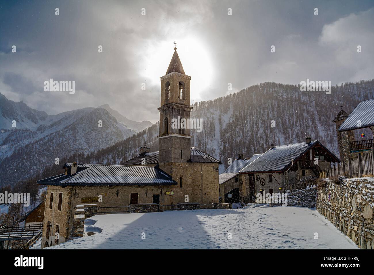 Das kleine Dorf Ferrere, nur zu Fuß erreichbar während der Wintersaison. Valle Stura - Provinz Cuneo – Piemont Stockfoto