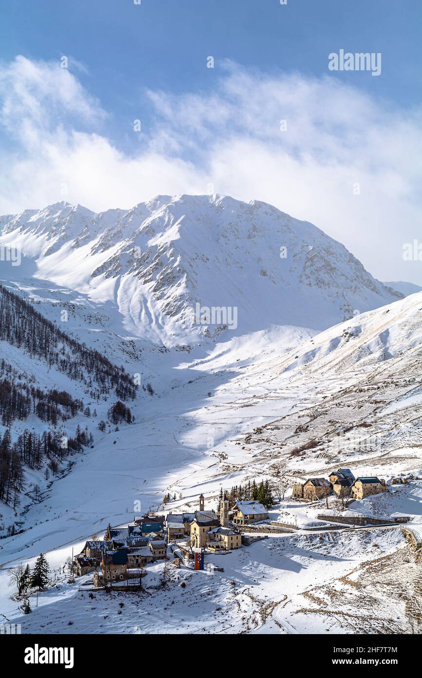 Das kleine Dorf Ferrere, nur zu Fuß erreichbar während der Wintersaison. Valle Stura - Provinz Cuneo – Piemont Stockfoto