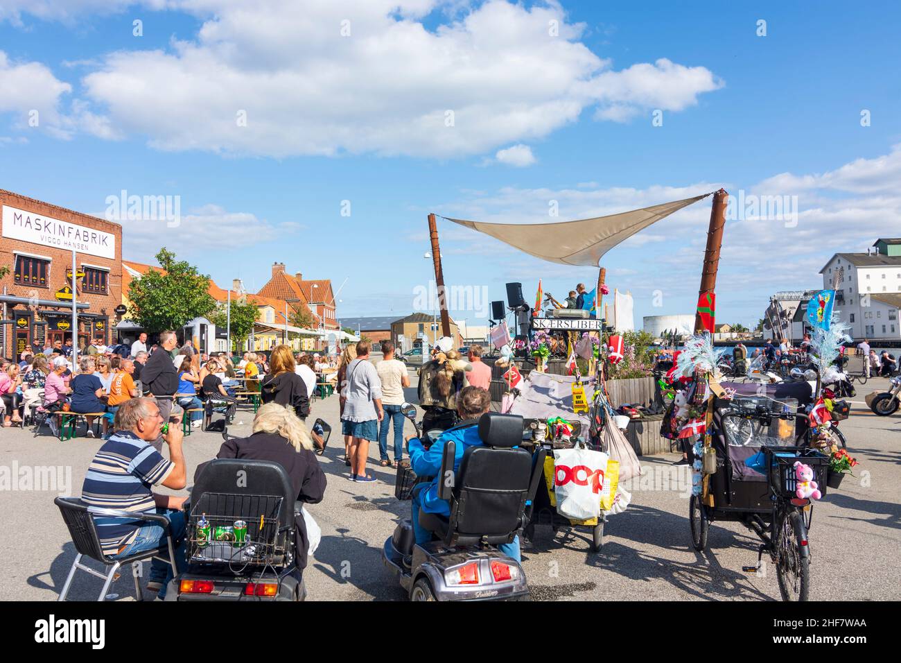 Koege, Hafen, Band spielt Musik, Publikum in Koege, Neuseeland, Sealand, Sjaelland, Dänemark Stockfoto