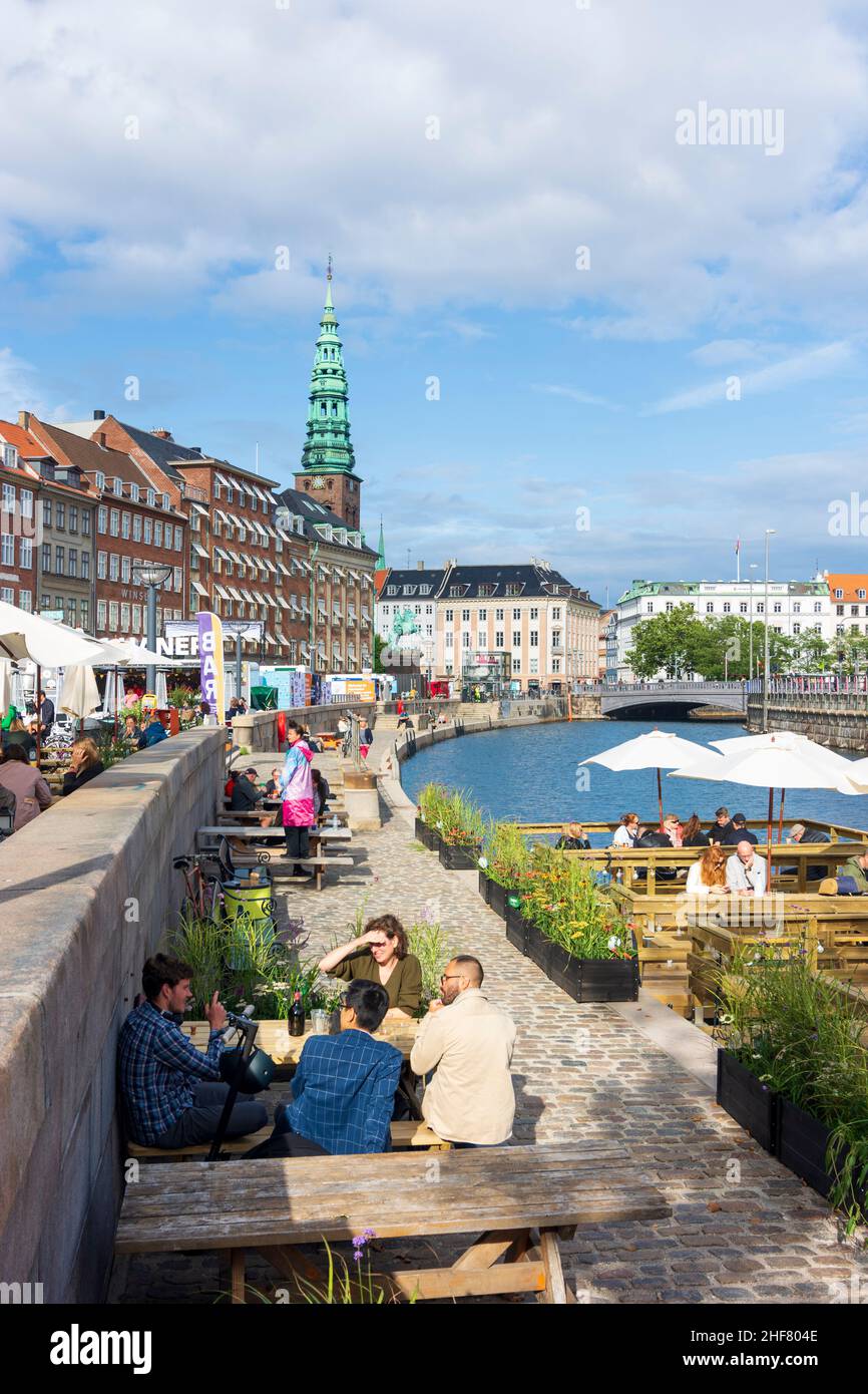 Kopenhagen, Koebenhavn, Kanal am Gammel Strand, Restaurant, Nikolaj Contemporary Art Center (Nikolaj Kunsthal) in der ehemaligen St. Nicholkirche in Seeland, Sjaelland, Dänemark Stockfoto