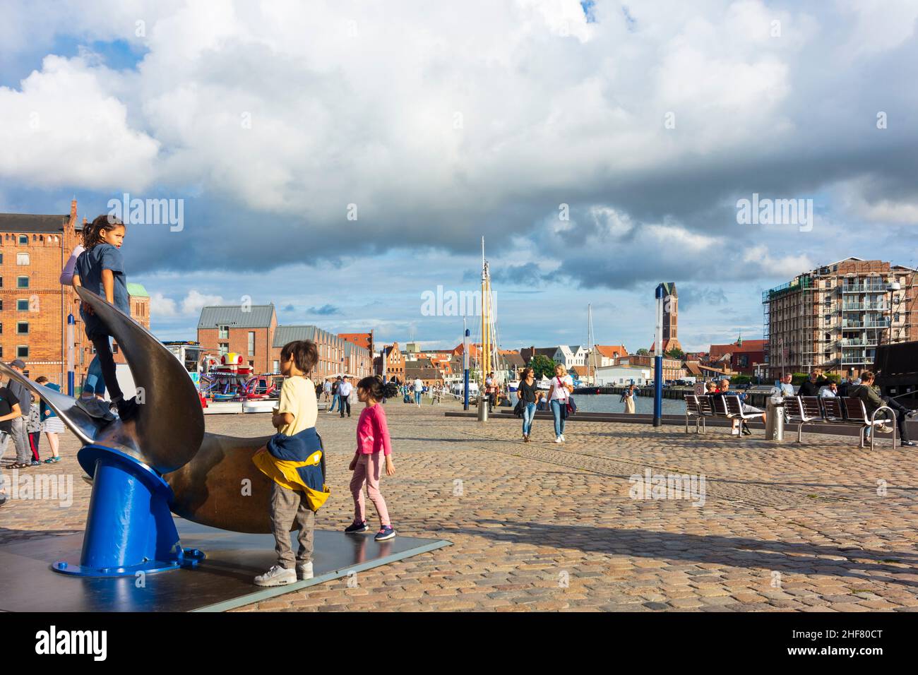 Wismar, Alter Hafen, historische Segelschiffe, Blick in die Altstadt, Kinder spielen auf Schiffspropeller in Ostsee, Mecklenburg-Vorpommern, Deutschland Stockfoto