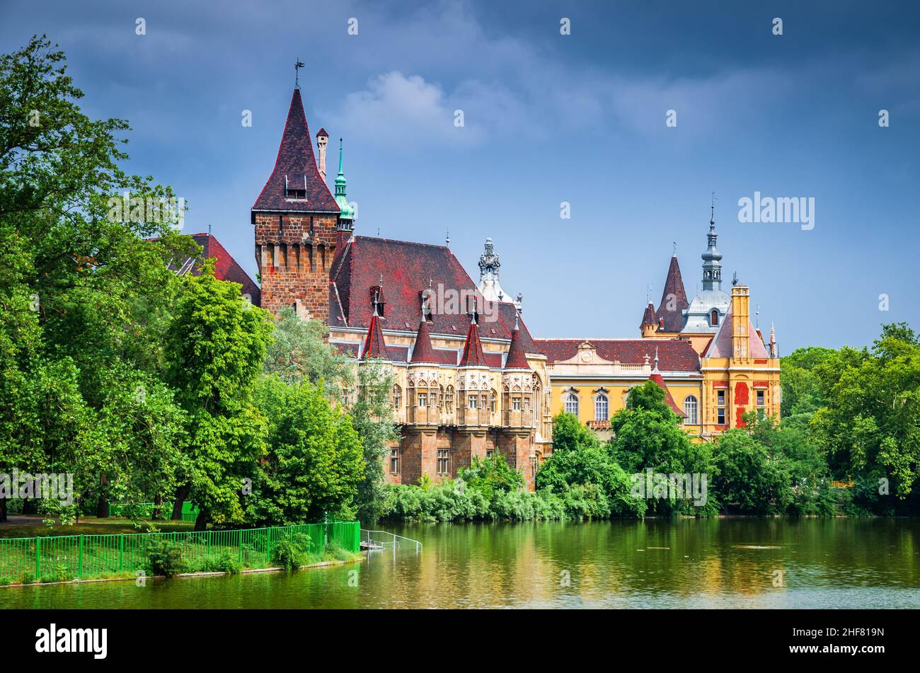 Budapest, Ungarn. Schloss von Vadjahunyad im Stadtpark in Budapest, Ungarn mit erstaunlichen Sommerlichtern. Reiseziel in Europa. Stockfoto