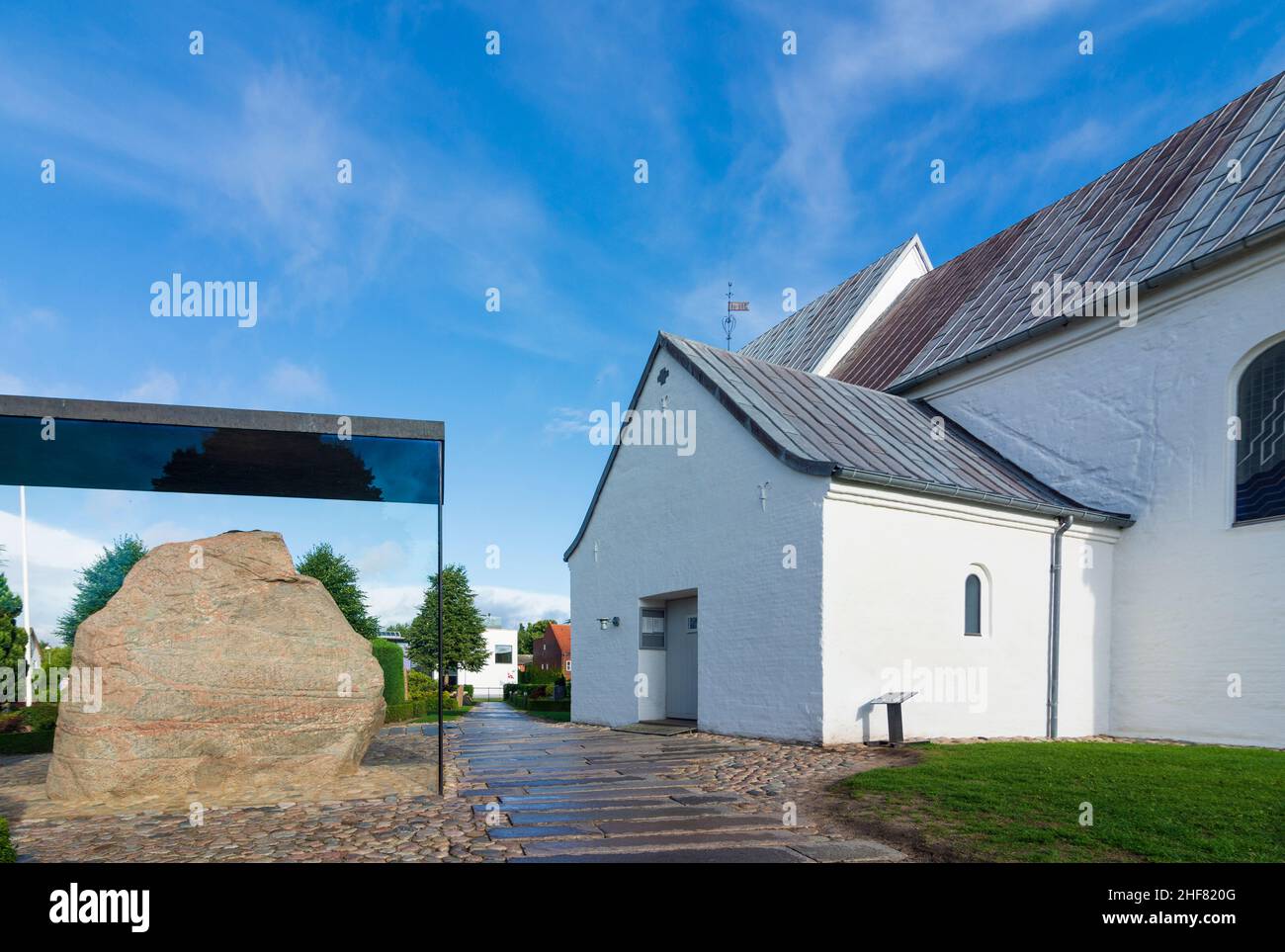 Vejle, Kirche, Jelling Stones (Jellingstenene), Runestone von Harald Bluetooth (vorne), Runestone von Gorm (hinten) in Jelling, Jylland, Jütland, Dänemark Stockfoto