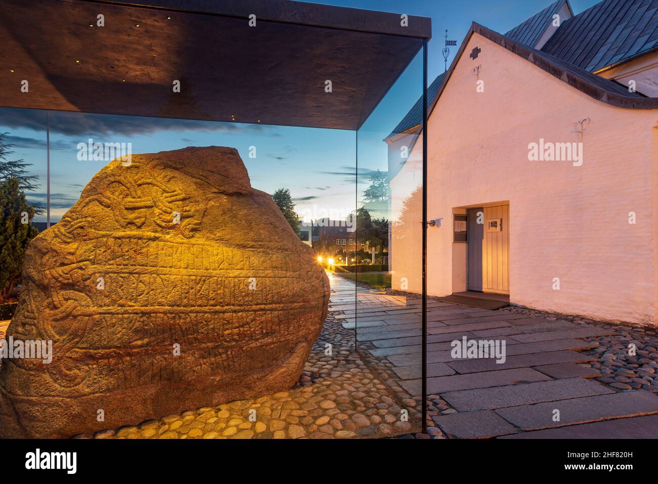 Vejle, Kirche, Jelling Stones (Jellingstenene), Runestone von Harald Bluetooth in Jelling, Jylland, Jütland, Dänemark Stockfoto