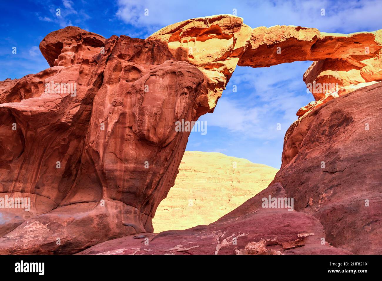 Wadi Rum, Jordanien. Um Fruth Brücke Naturwunder im Tal des Mondes, Arabia Wüste in Asien. Stockfoto