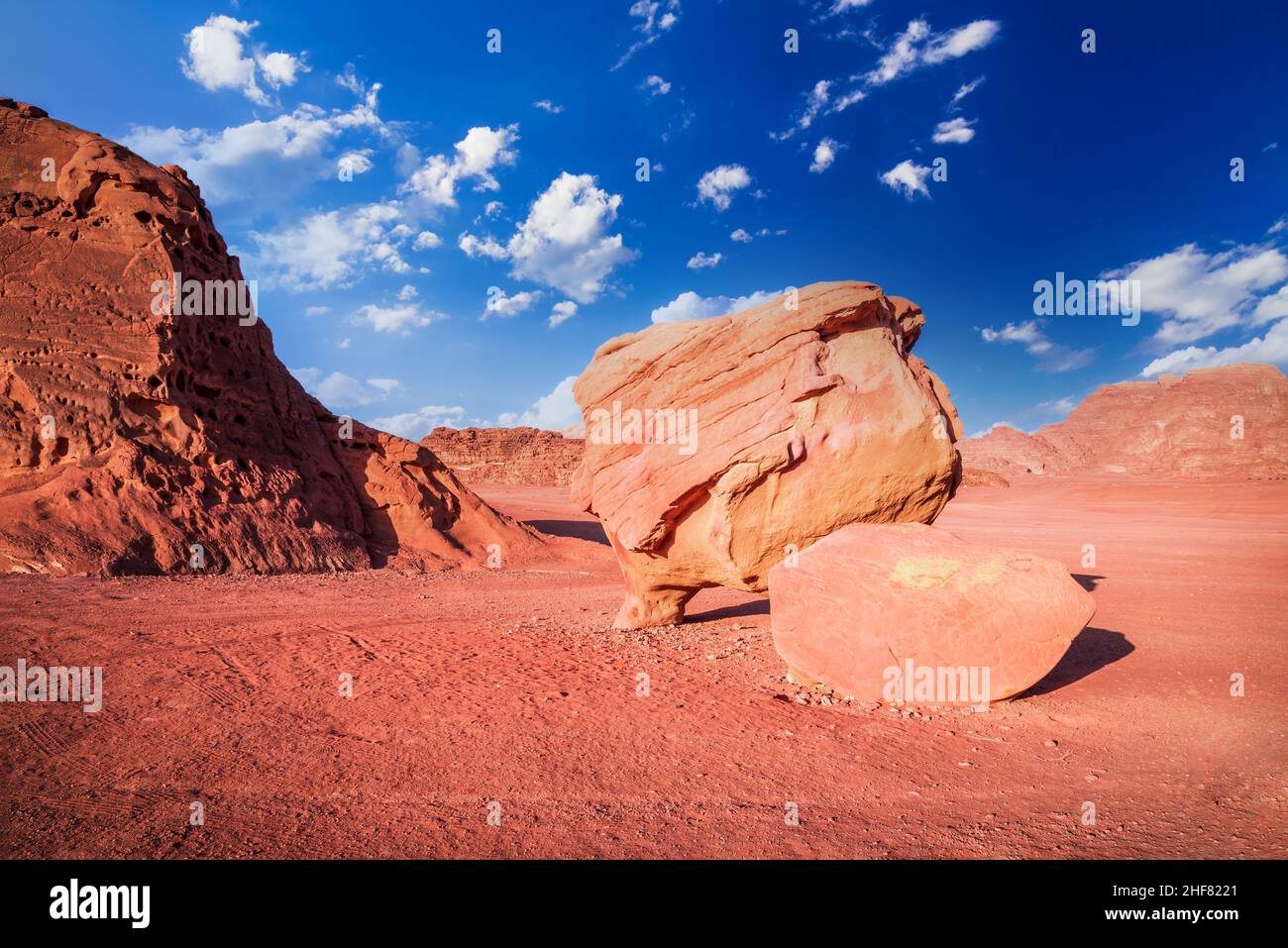 Wadi Rum, Jordanien. Natürliche Sandsteinfelsen bekannt als Chicken Rock (aka Cow Rock), Aqaba Governorate, Naher Osten. Stockfoto