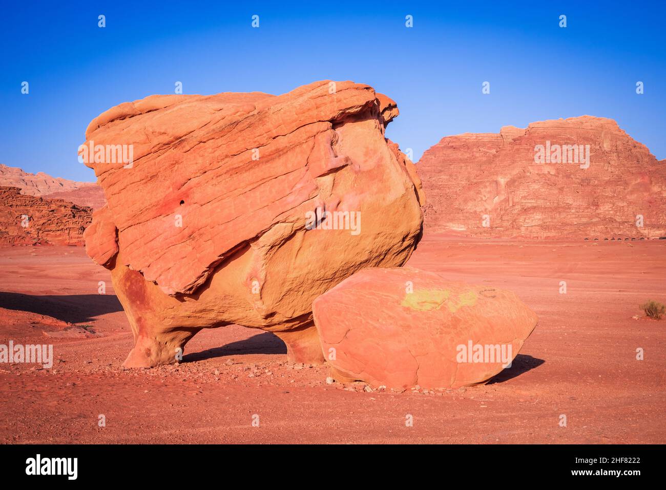Wadi Rum, Jordanien. Natürliche Sandsteinfelsen bekannt als Chicken Rock (aka Cow Rock), Aqaba Governorate, Naher Osten. Stockfoto