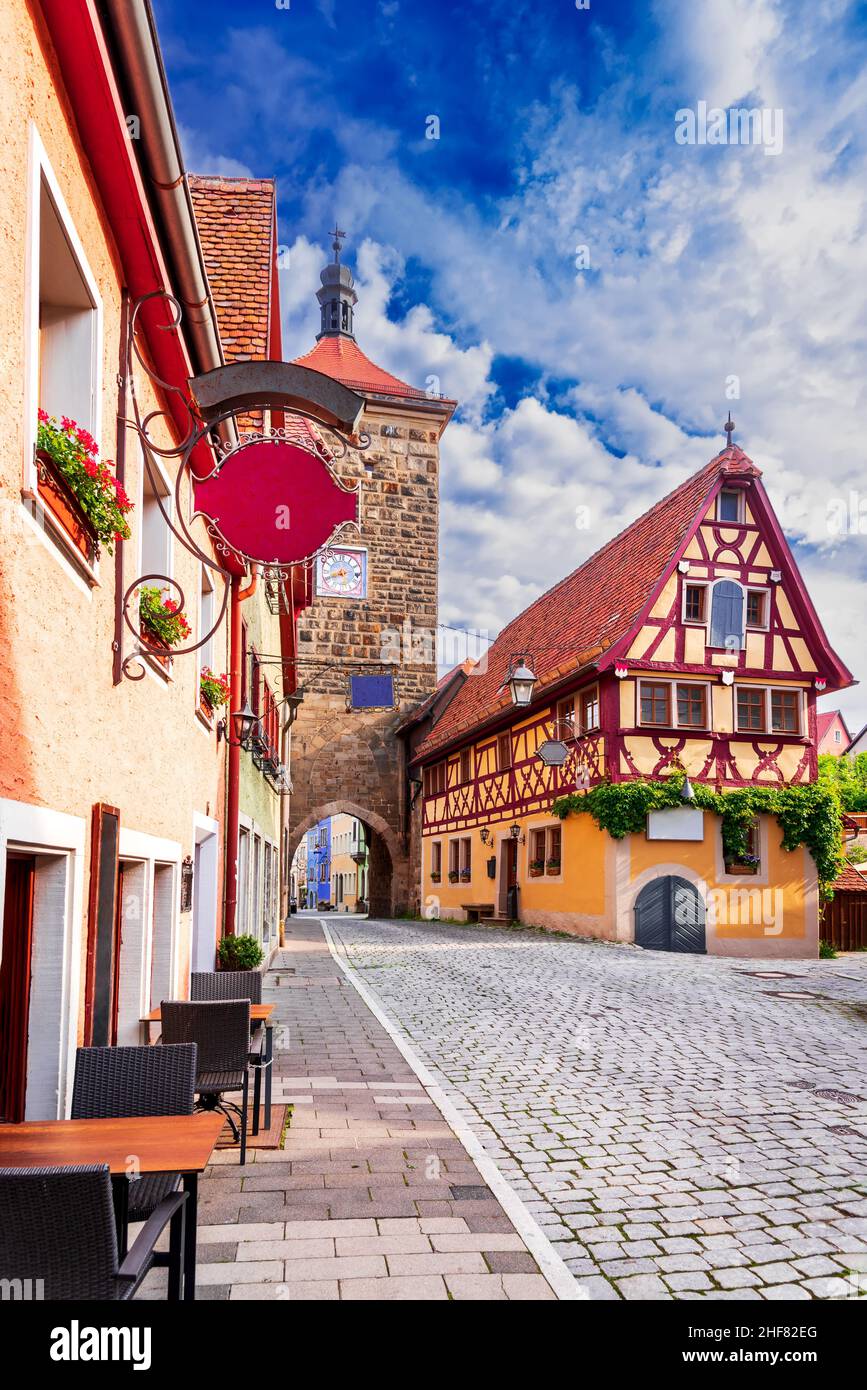 Rothenburg ob der Tauber, Deutschland. Siebersturm, enge mittelalterliche Straße in idyllischer Romantikstraße, berühmter Reiseort in Bayern. Stockfoto