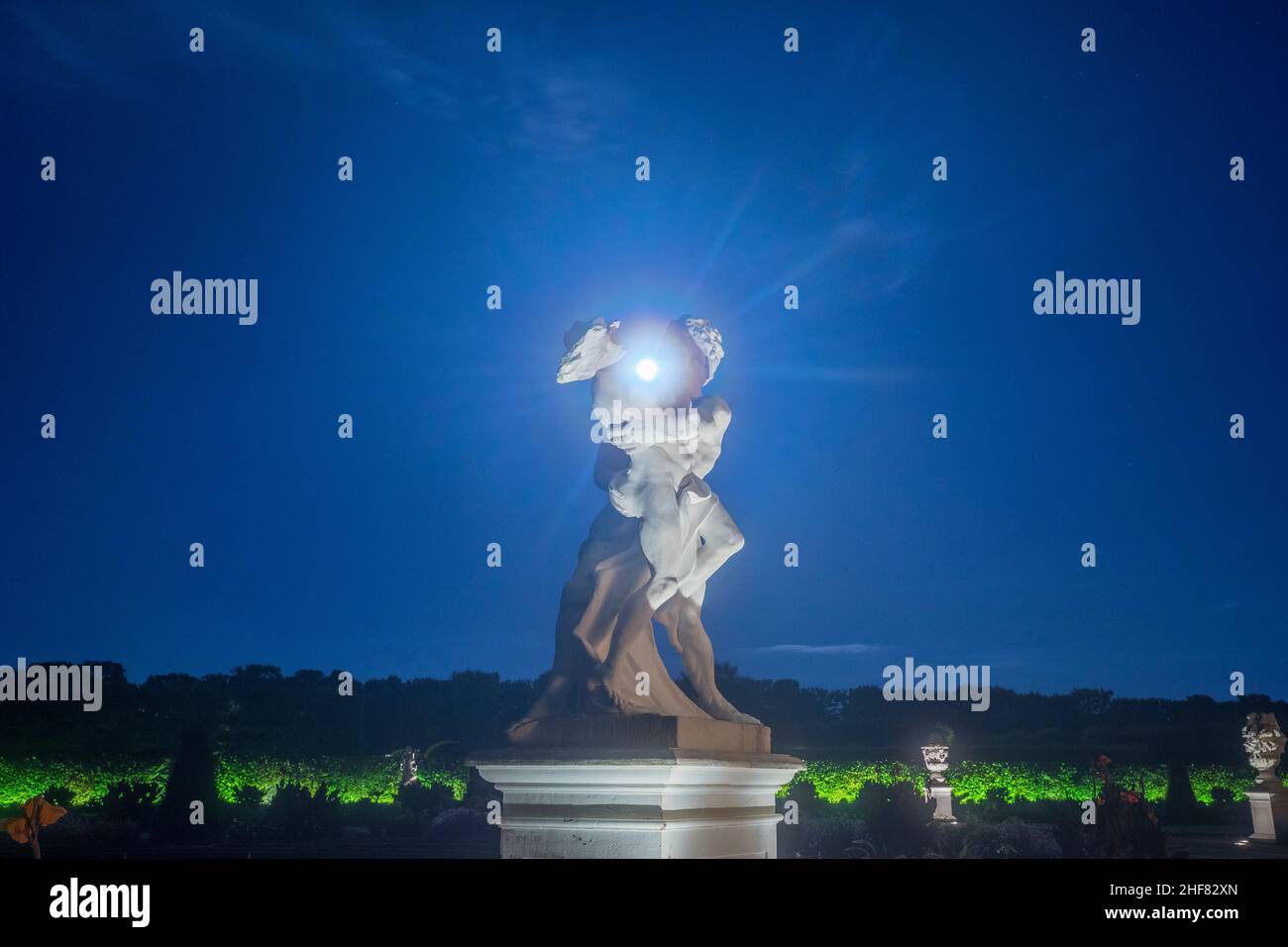 Deutschland, Niedersachsen, Hannover, Statue 'Pluto & Proserpina' im Herrenhauser Garten im Mondschein Stockfoto