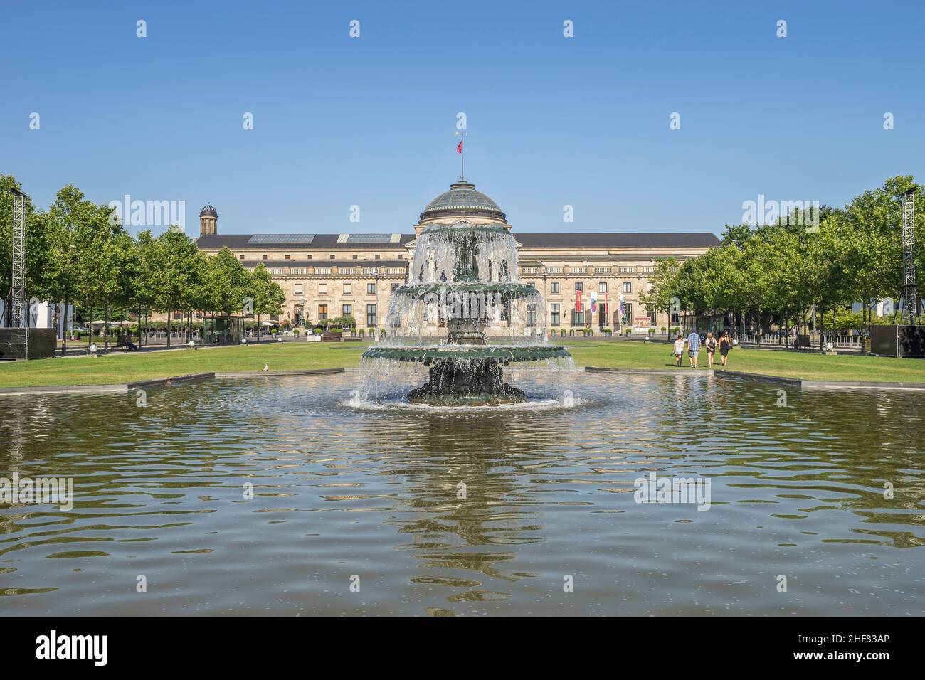 Deutschland, Hessen, Wiesbaden, Bowling Green & Wasserbecken mit einem dreischaligen Kaskadenbrunnen, im Hintergrund Kurhaus Stockfoto