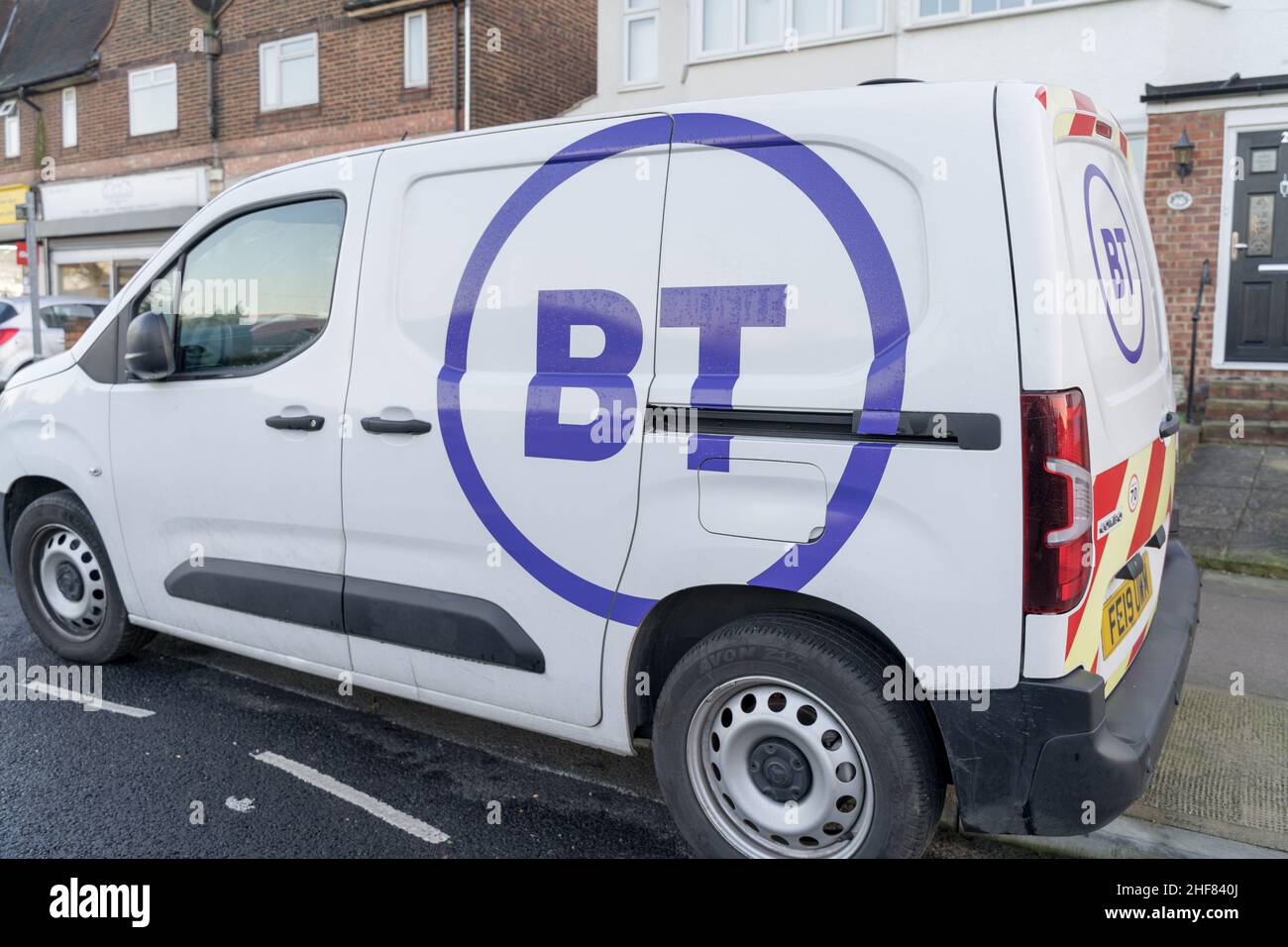 Dreiviertel-Rückansicht der weißen BT-Parks an der Straßenseite, gedruckt mit violettem Kreislogo in England Stockfoto