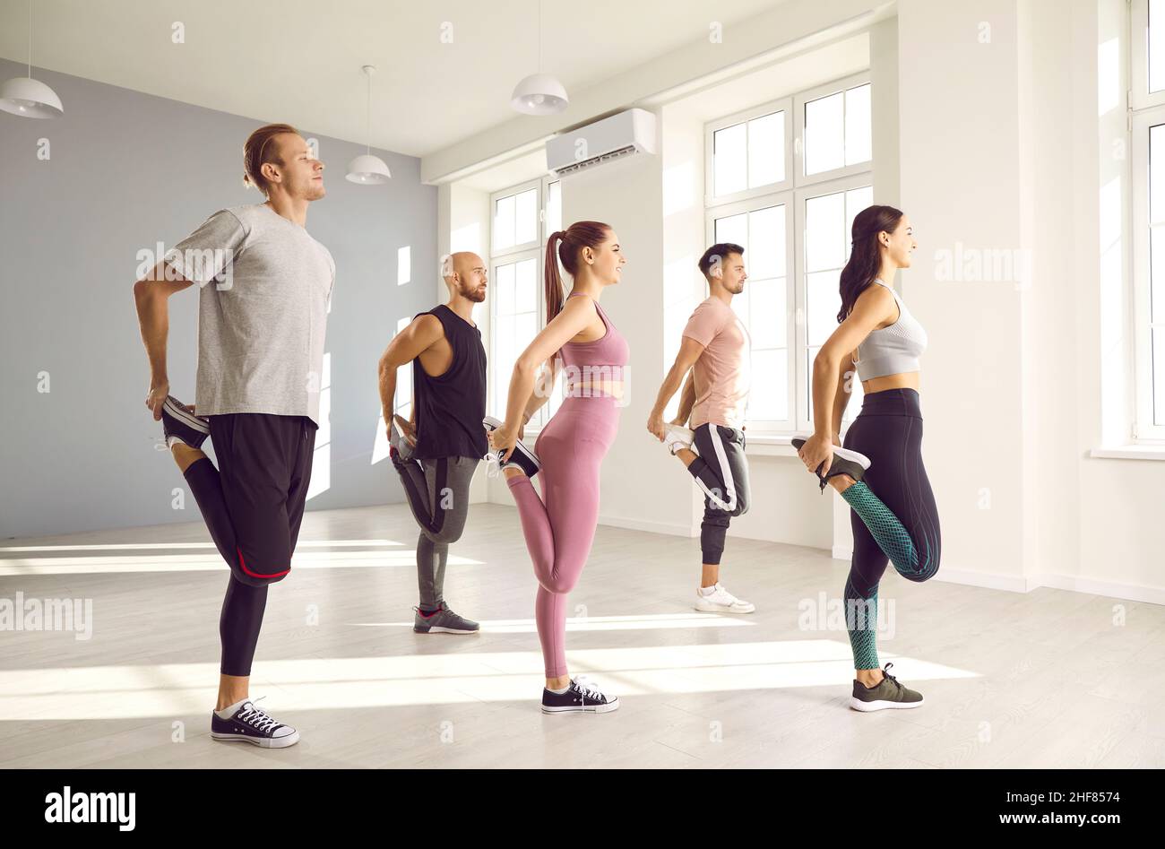 Eine Gruppe junger und aktiver Menschen, die gemeinsam aktiv Sport treiben. Stockfoto