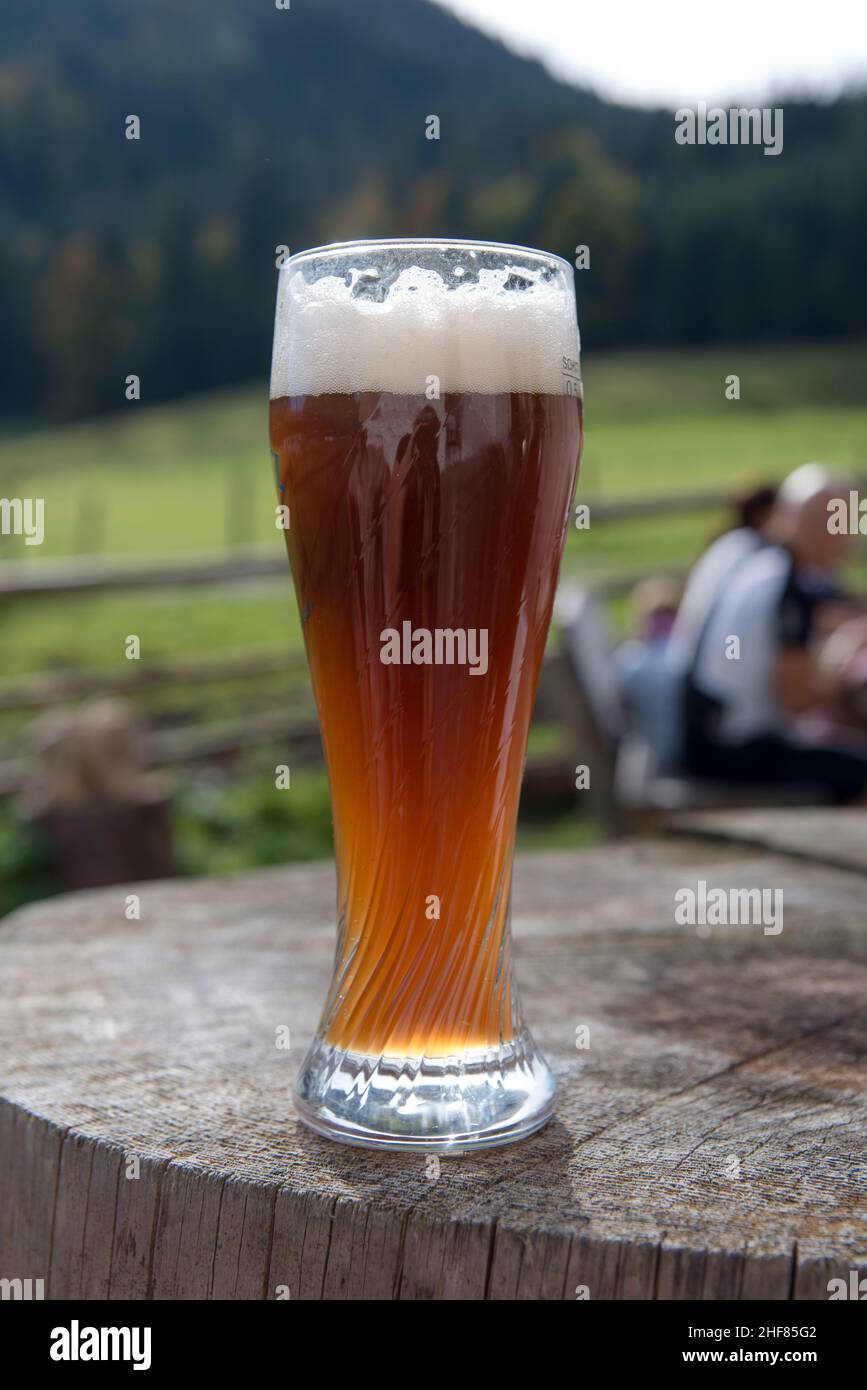 Dunkles Weizenbier, Almen, Sommer Stockfoto